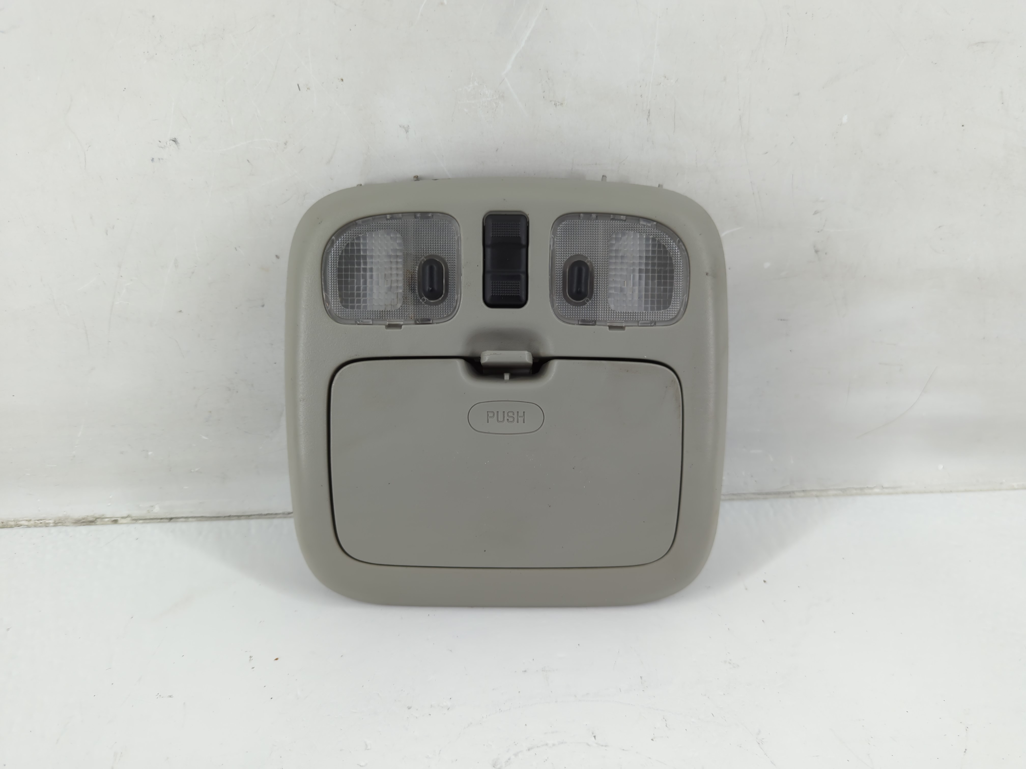 2004 Ford Escape Overhead Roof Console 1011143 - Oemusedautoparts1.com