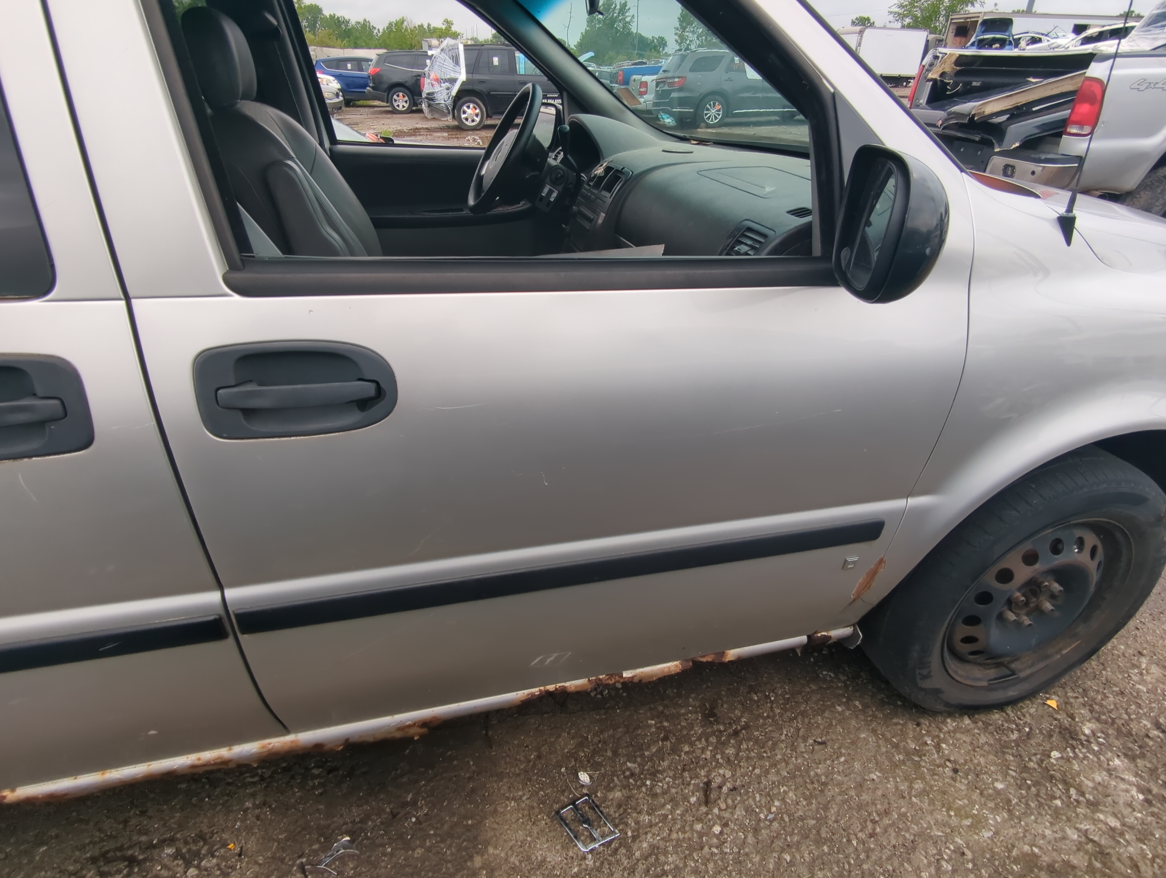 Picture of 2005-2009 Chevrolet Uplander Passenger Front Door Oem 1021654