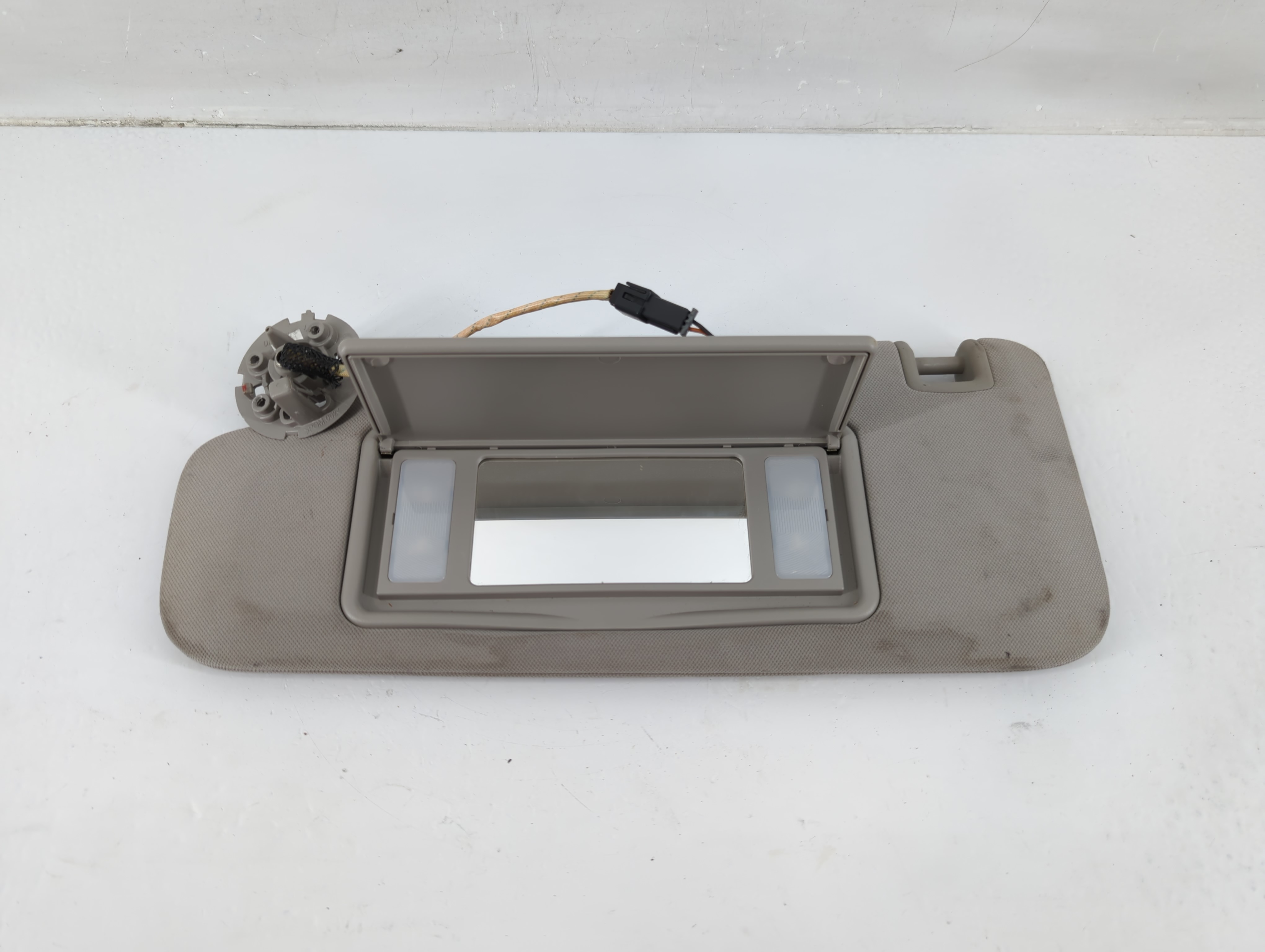 2004-2012 Chevrolet Malibu Driver Sun Visor Mirror Left Sunvisor Grey 1023841 - Oemusedautoparts1.com