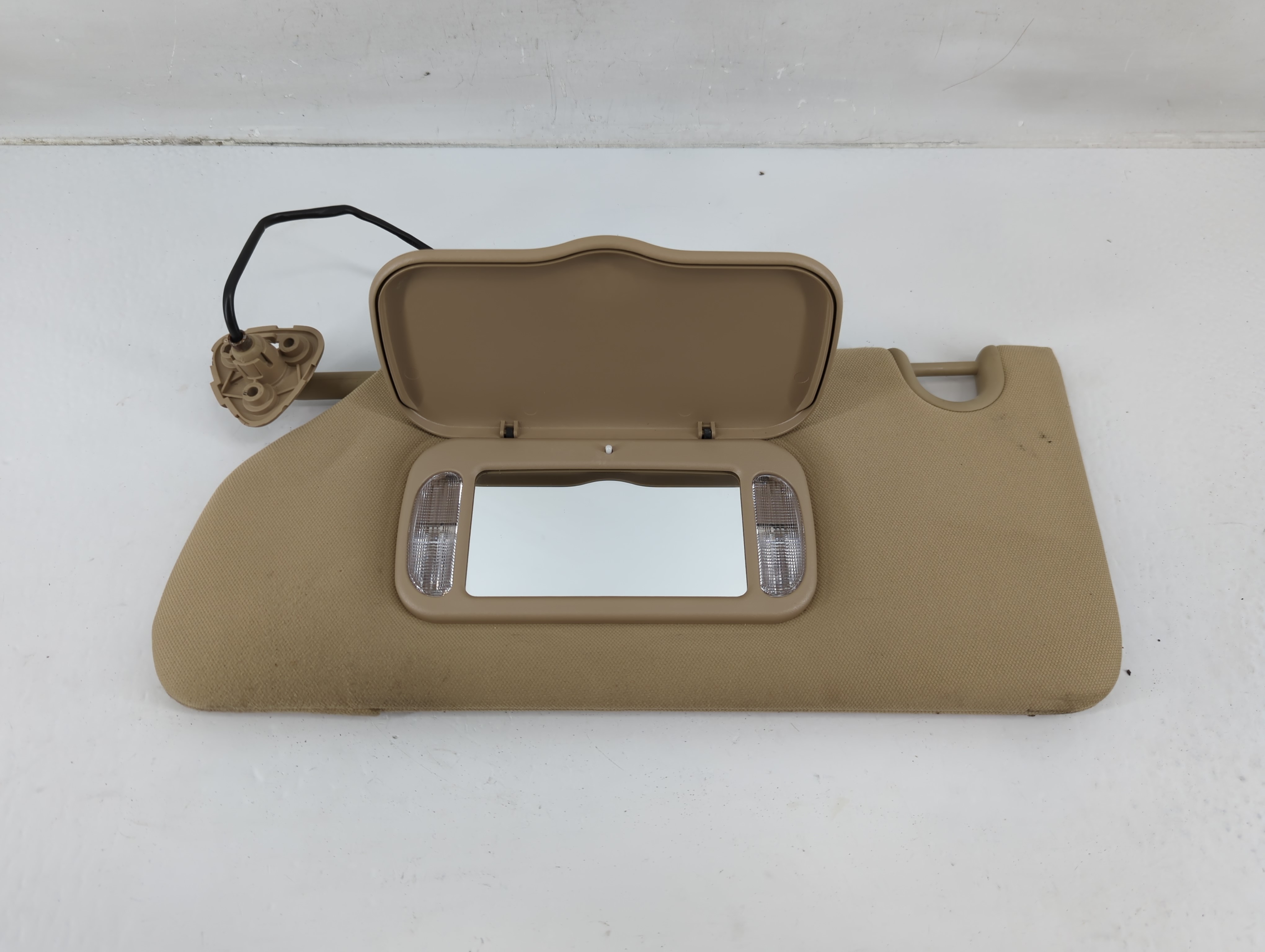 2006-2011 Buick Lucerne Driver Sun Visor Mirror Left Sunvisor Beige 1025101 - Oemusedautoparts1.com