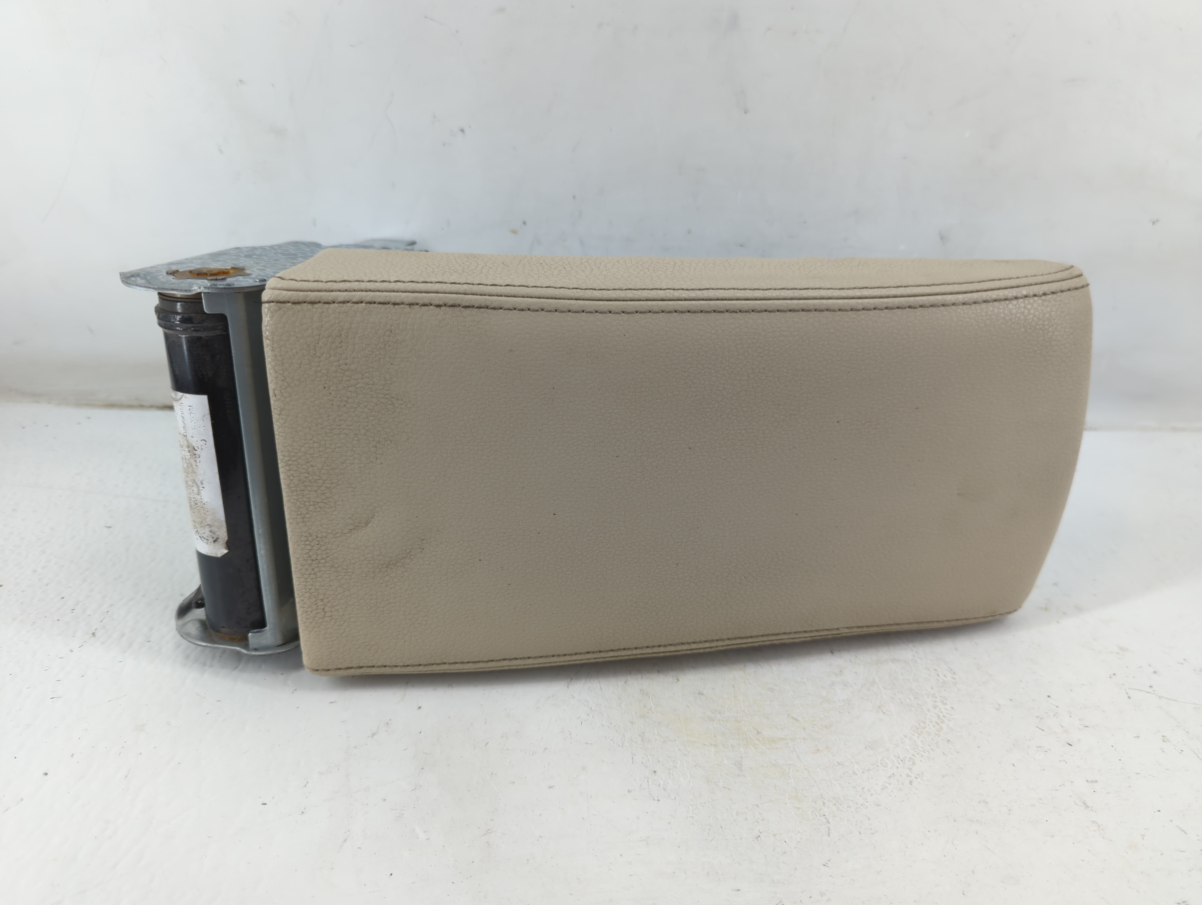 2009-2010 Volkswagen Cc Center Console Armrest Cover Lid Beige 1032212 - Oemusedautoparts1.com