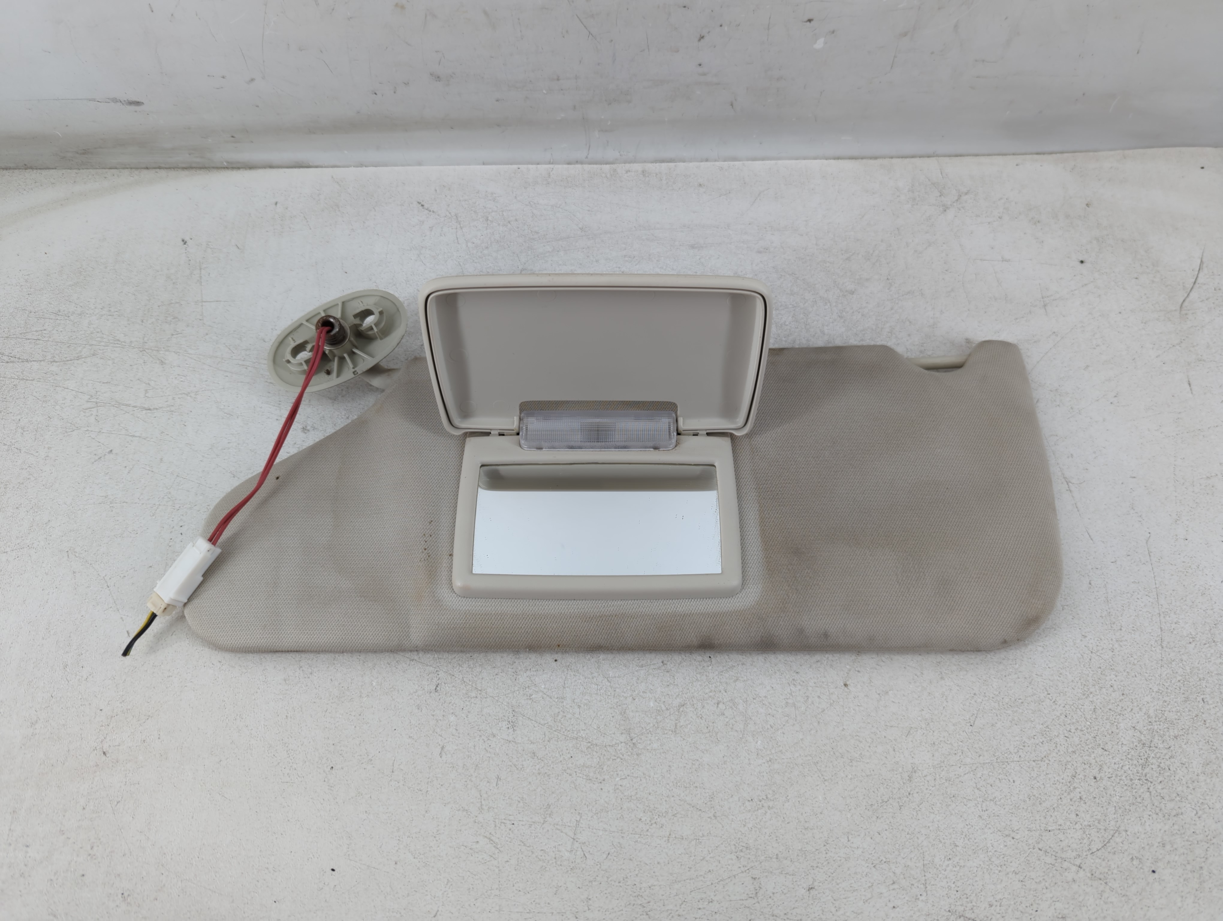 2008-2012 Jeep Liberty Driver Sun Visor Mirror Left Sunvisor Grey 1035948 - Oemusedautoparts1.com
