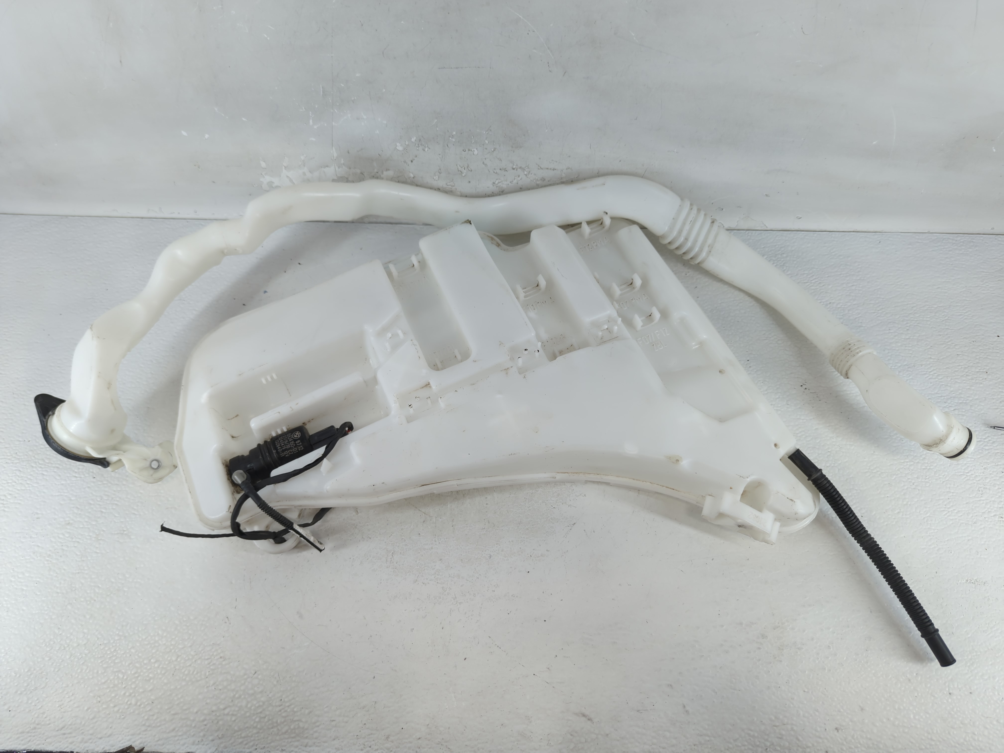Picture of 2011-2016 Bmw 528i Windshield Washer Fluid Reservoir Bottle Oem 1037694
