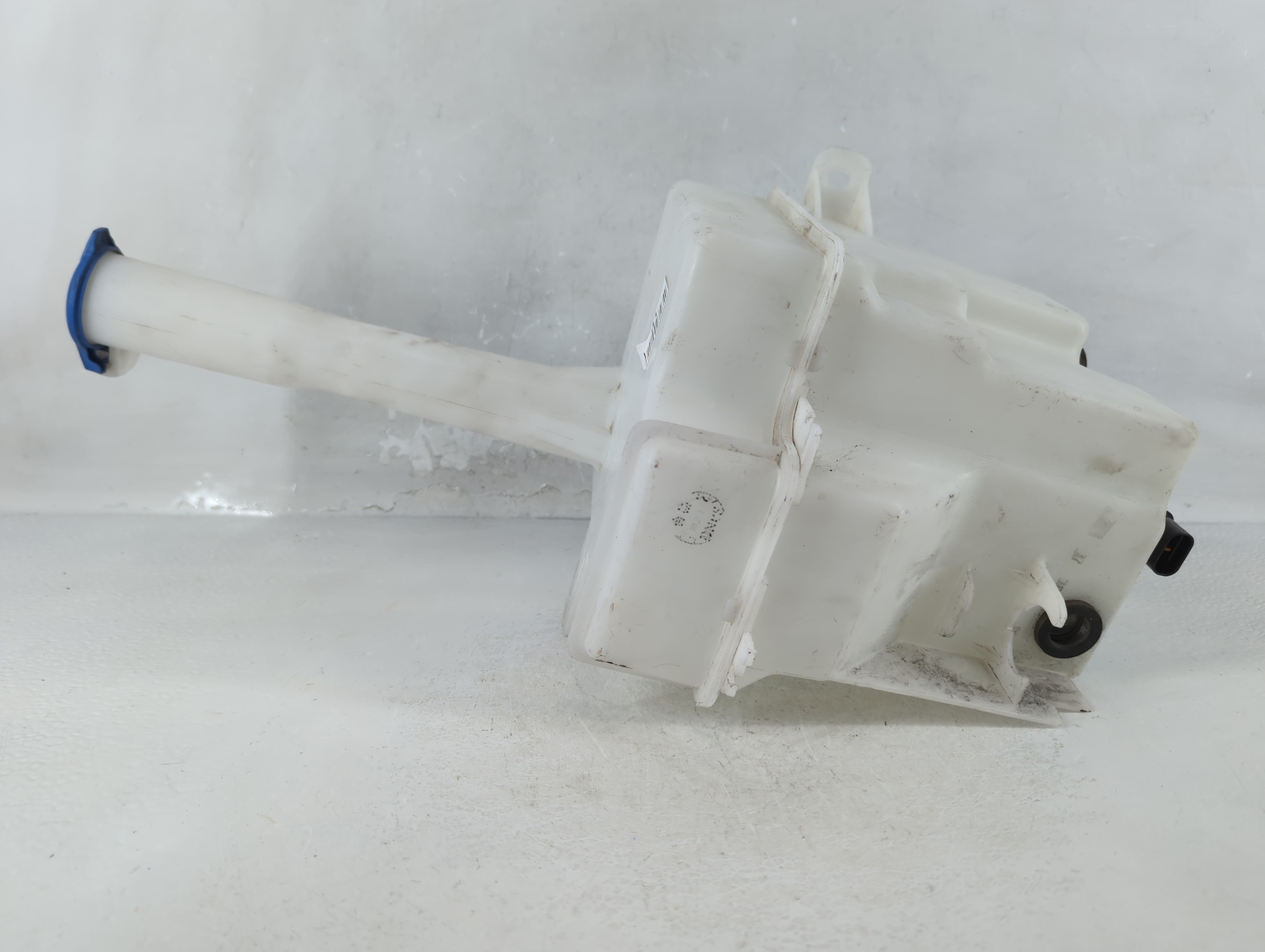 2015-2016 Kia Cadenza Windshield Washer Fluid Reservoir Bottle Oem 1037698 - Oemusedautoparts1.com