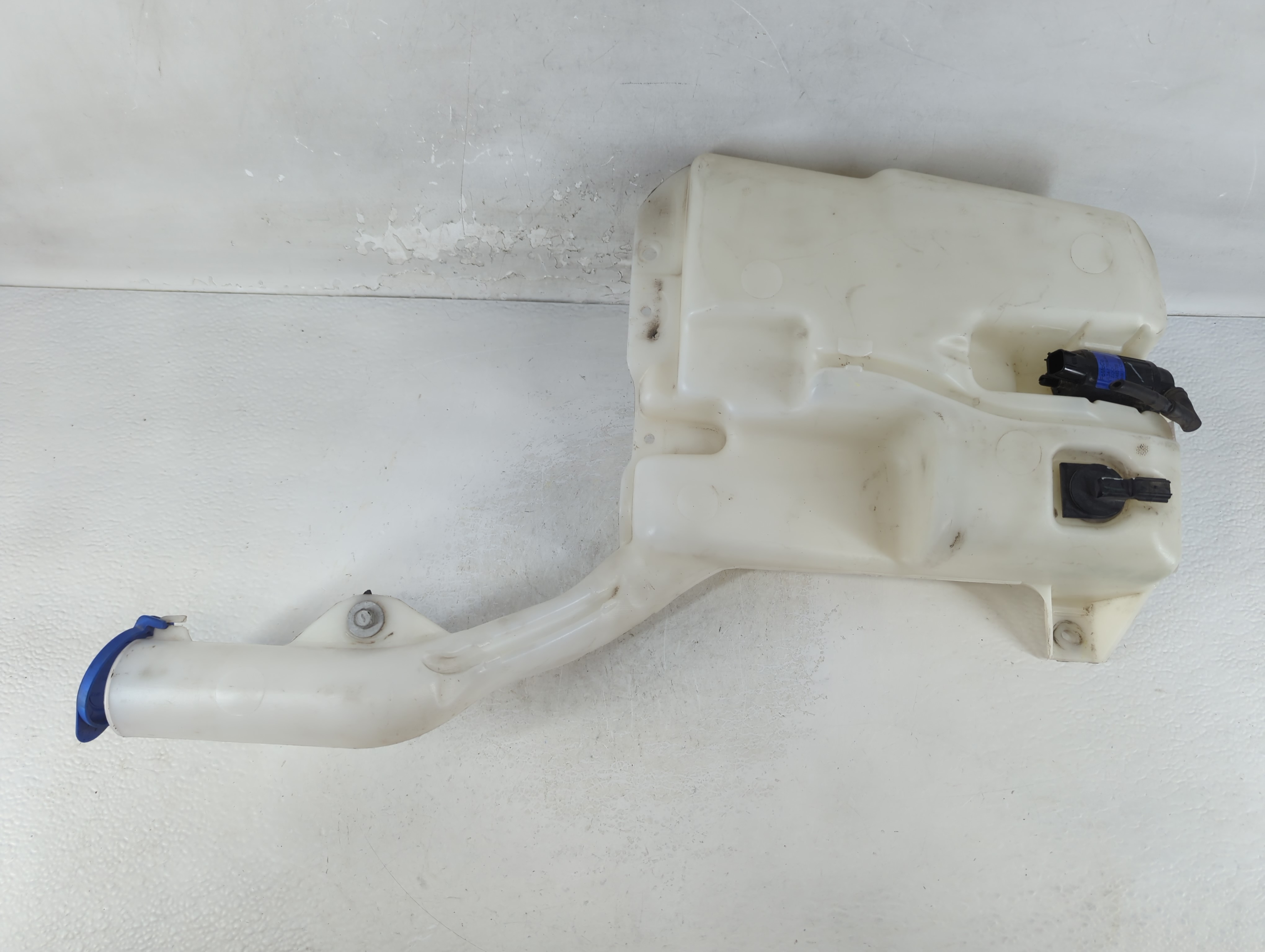 2017-2020 Ford Fusion Windshield Washer Fluid Reservoir Bottle Oem 1037703 - Oemusedautoparts1.com
