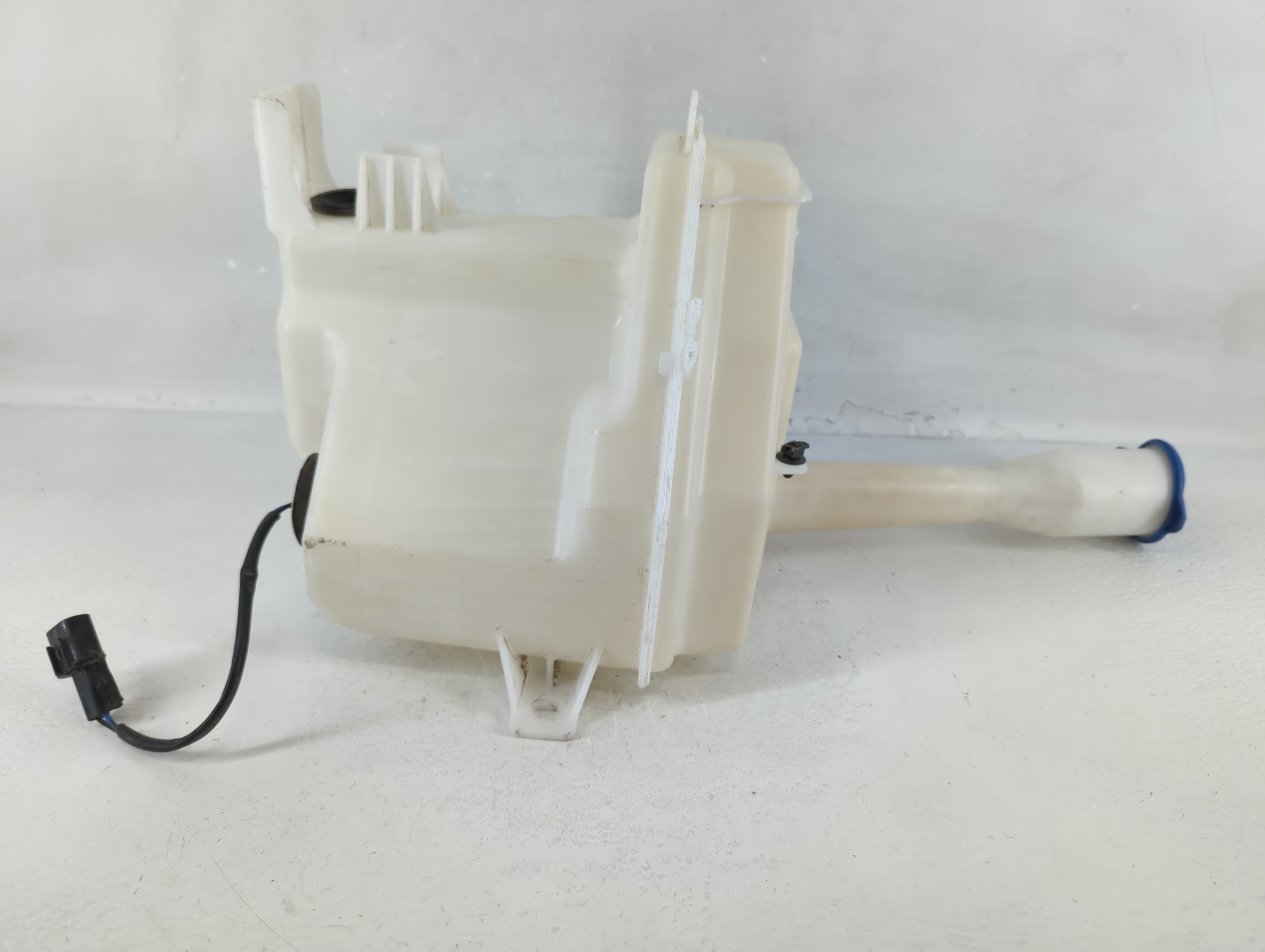 2016-2020 Kia Optima Windshield Washer Fluid Reservoir Bottle Oem 1046674 - Oemusedautoparts1.com