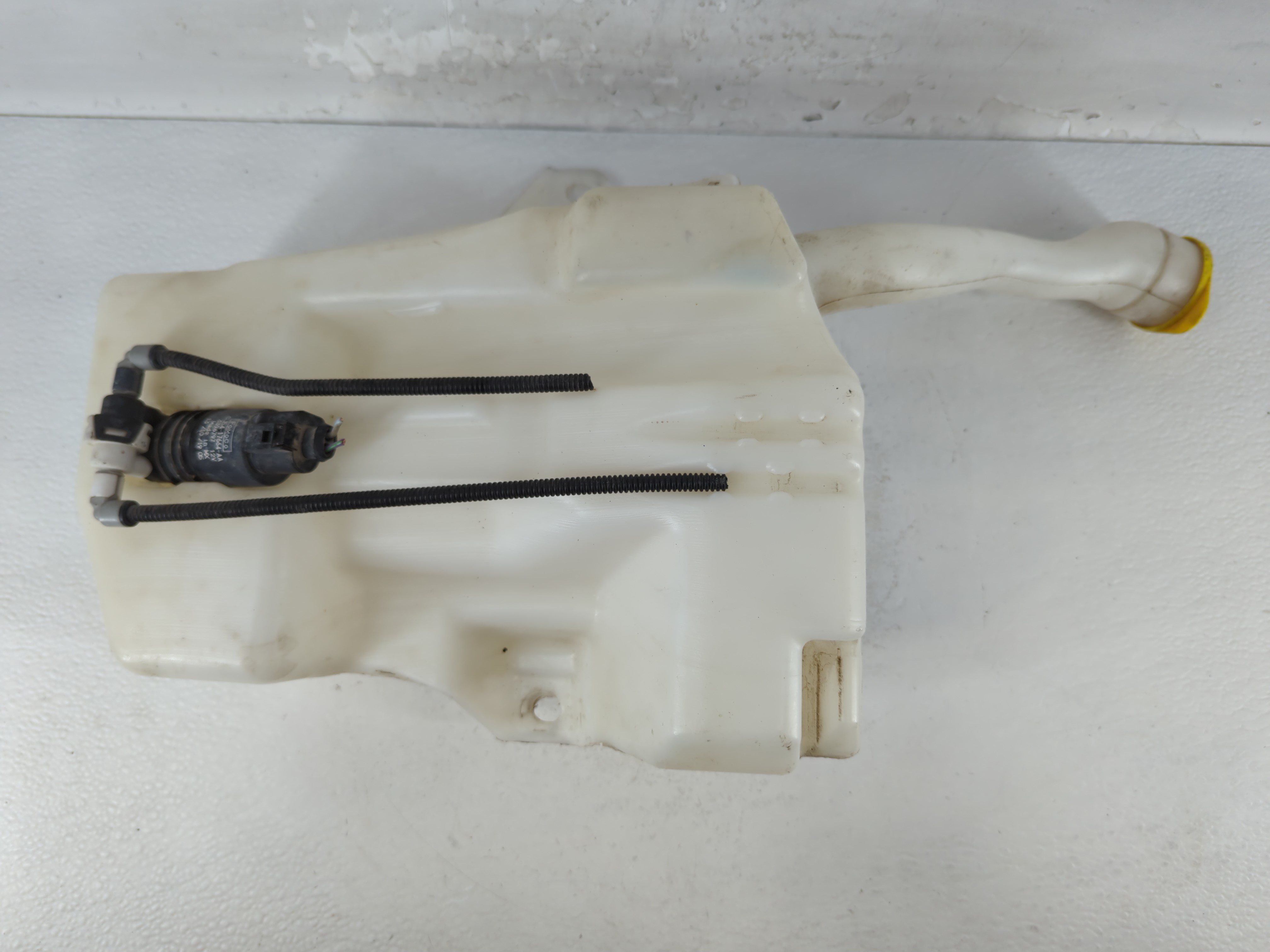 2013-2014 Ford Escape Windshield Washer Fluid Reservoir Bottle Oem 1046675 - Oemusedautoparts1.com