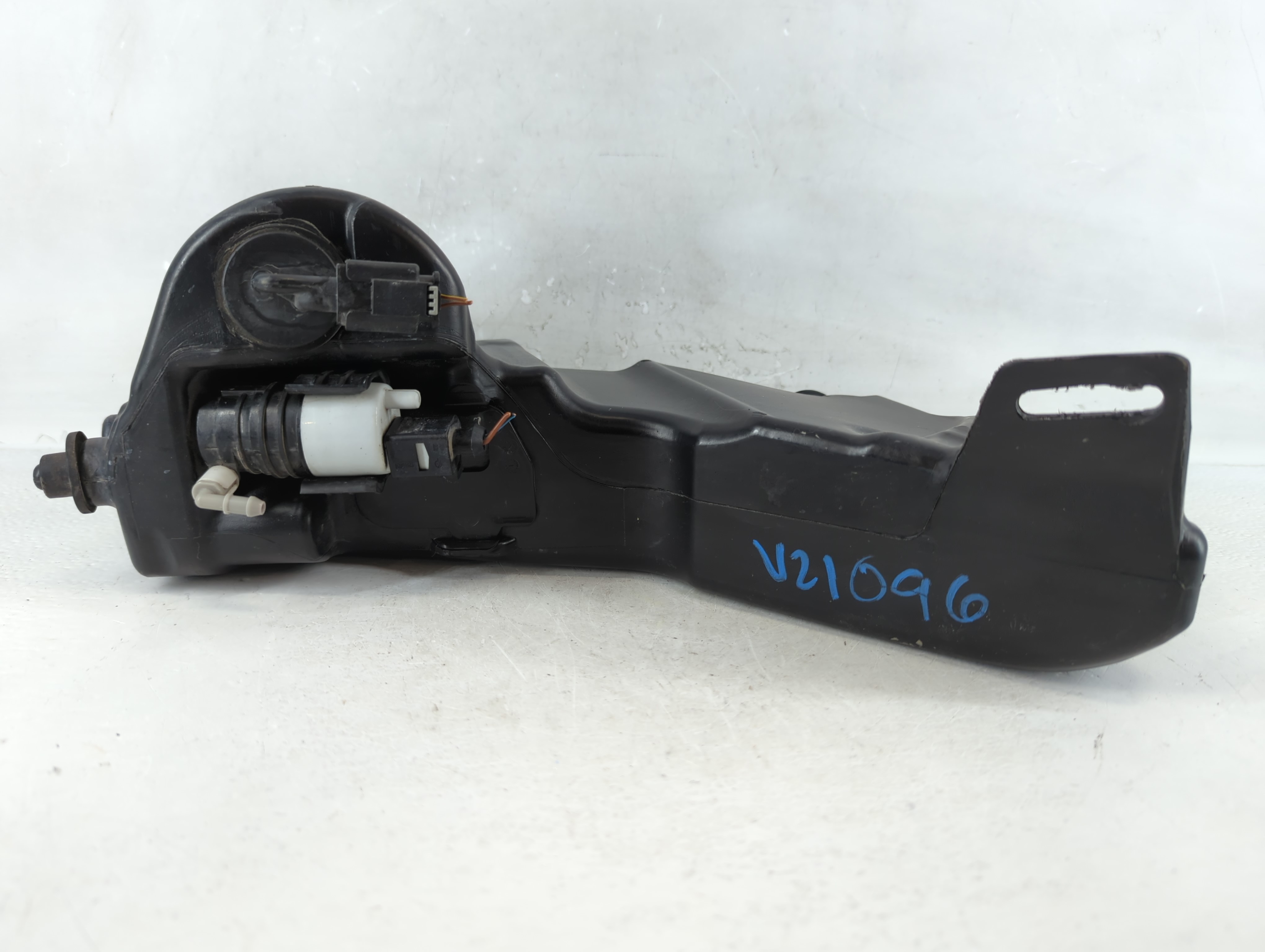 2015 Mercedes-benz C300 Windshield Washer Fluid Reservoir Bottle Oem 1046678 - Oemusedautoparts1.com