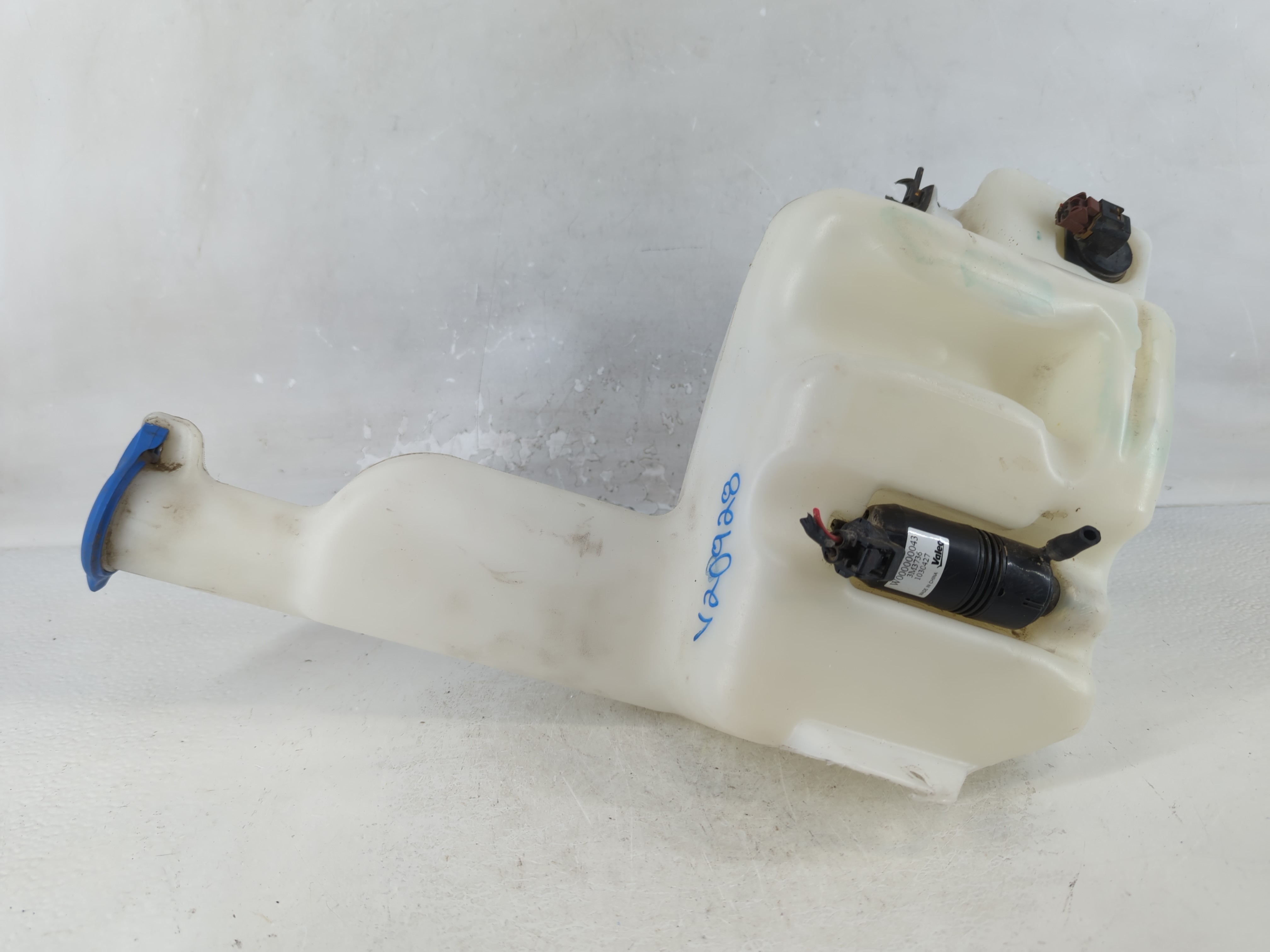 2009-2014 Hyundai Genesis Windshield Washer Fluid Reservoir Bottle Oem 1046679 - Oemusedautoparts1.com