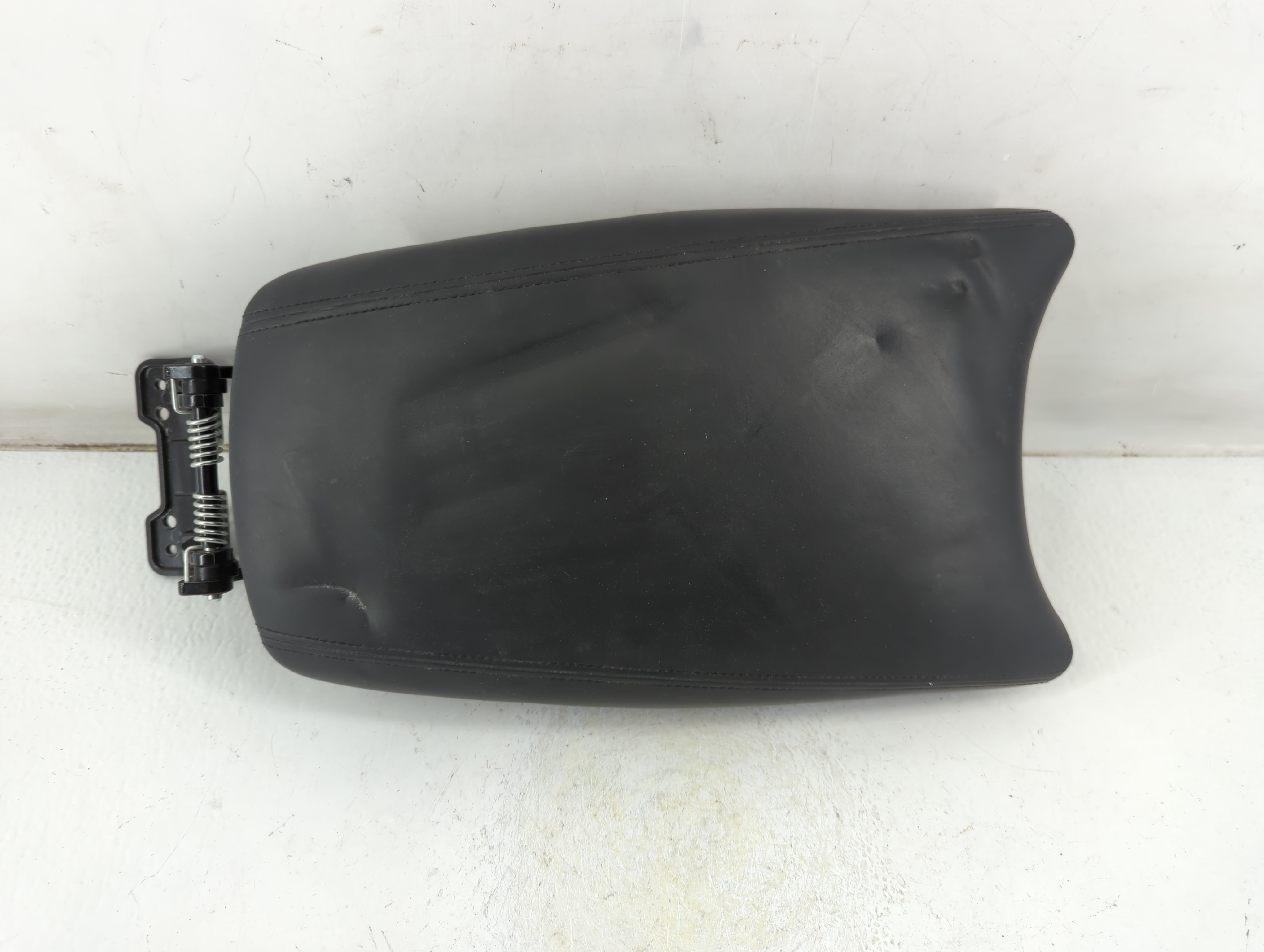 2012-2017 Hyundai Azera Center Console Armrest Cover Lid Black 1046725 - Oemusedautoparts1.com