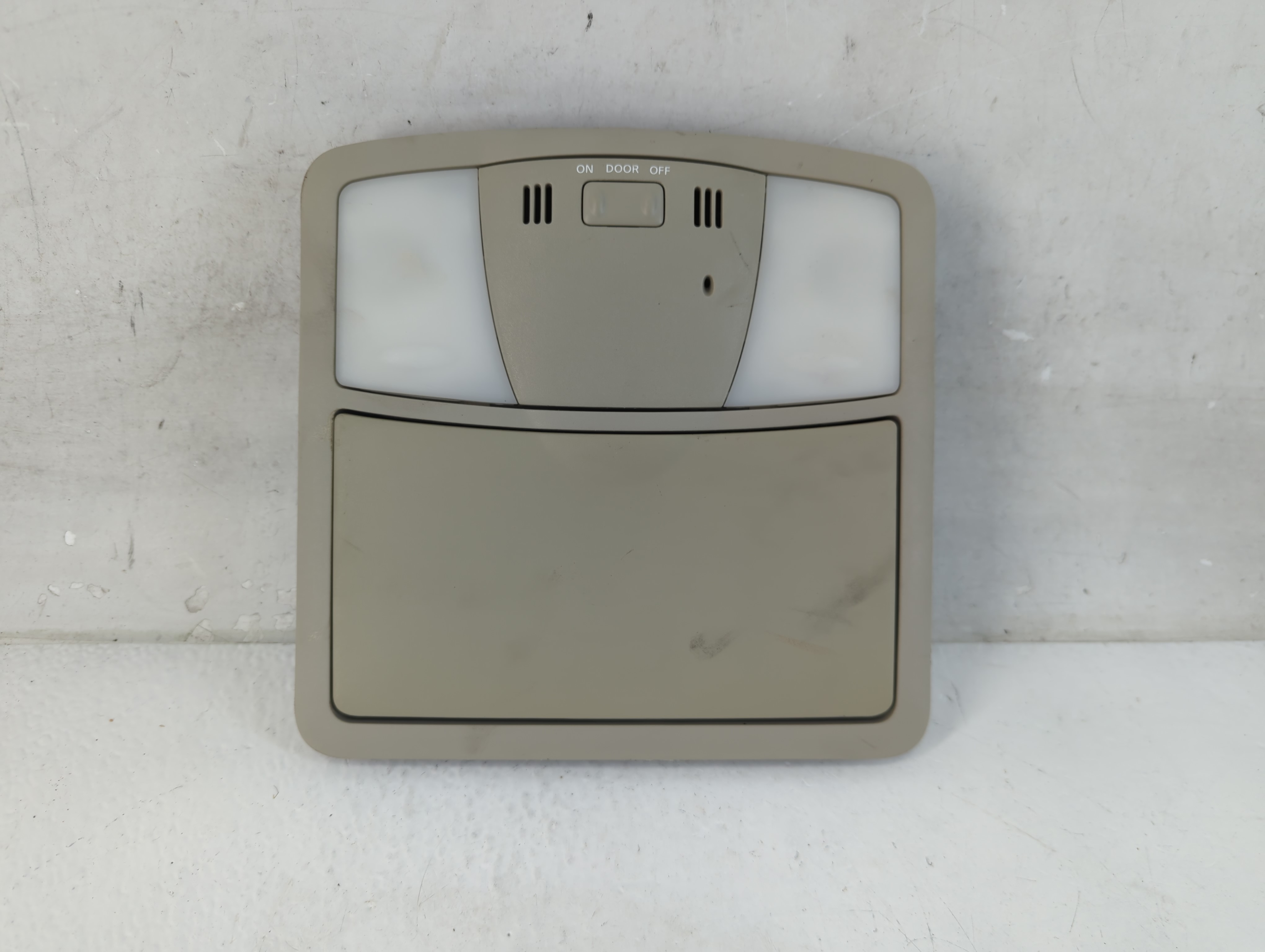 2009 Nissan Altima Overhead Roof Console 1046760 - Oemusedautoparts1.com