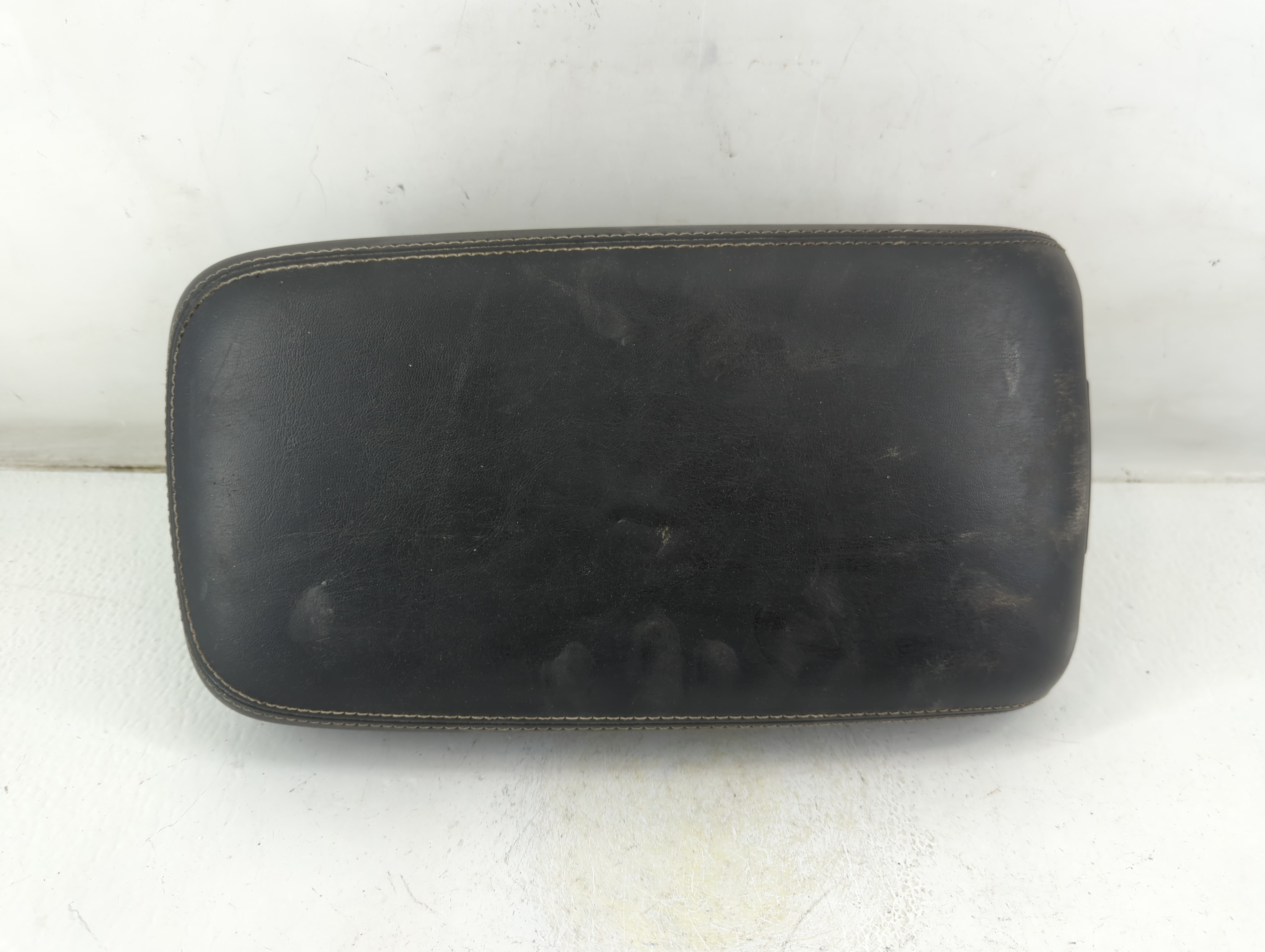 2021 Chrysler 300 Center Console Armrest Cover Lid Black 1046774 - Oemusedautoparts1.com