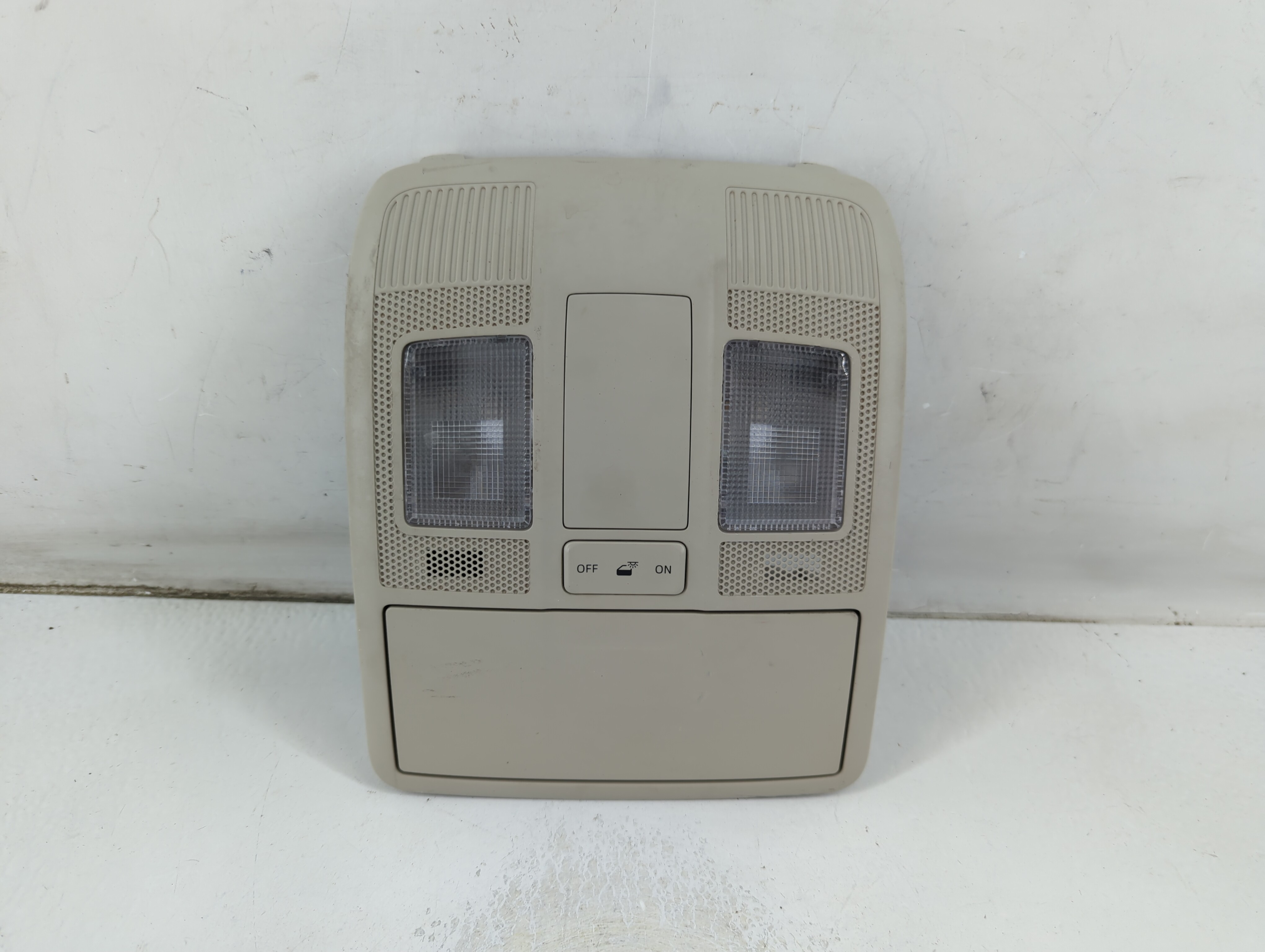 2019 Toyota Yaris Overhead Roof Console 1047729 - Oemusedautoparts1.com