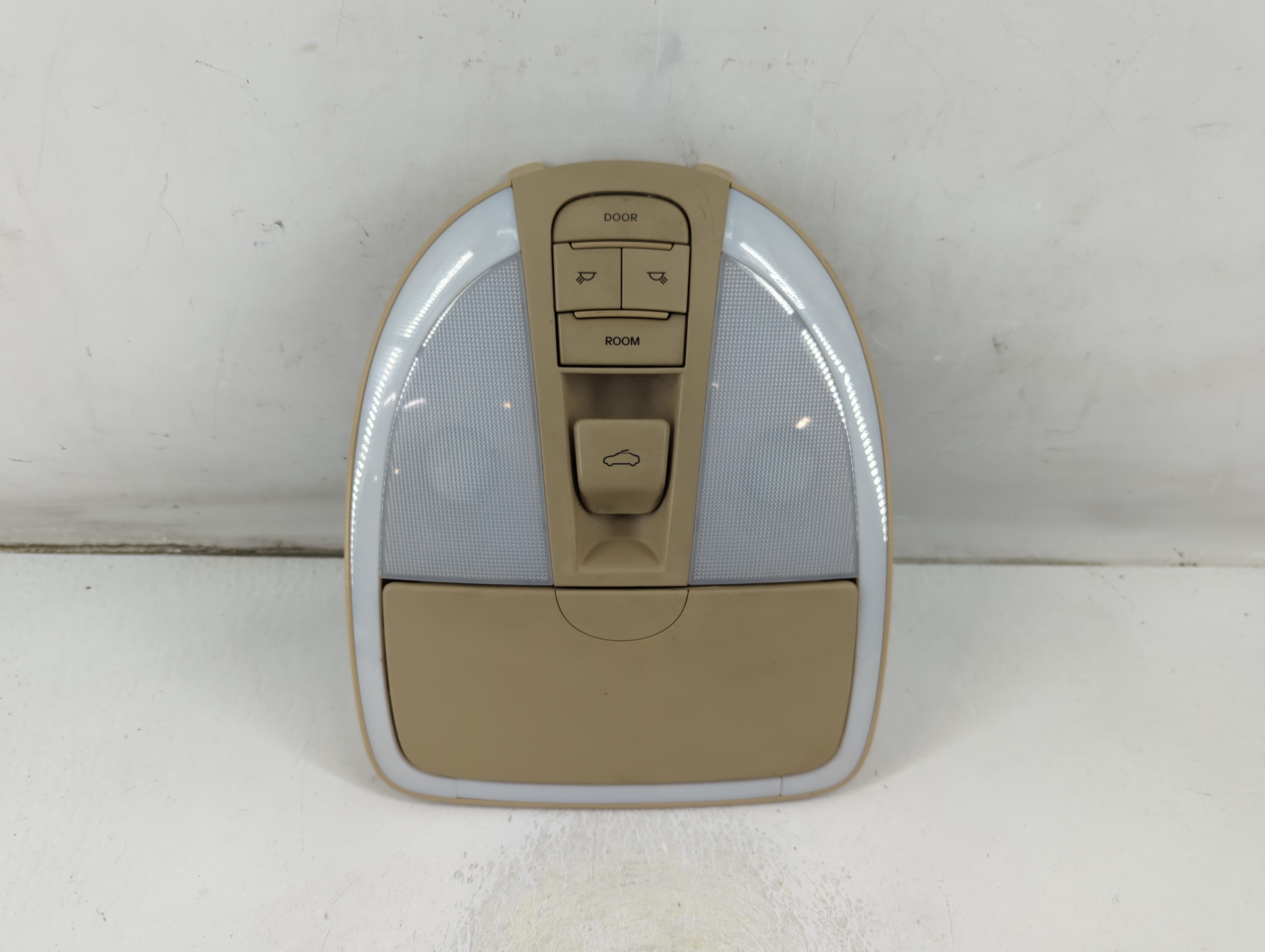 2012 Hyundai Genesis Overhead Roof Console 1047745 - Oemusedautoparts1.com