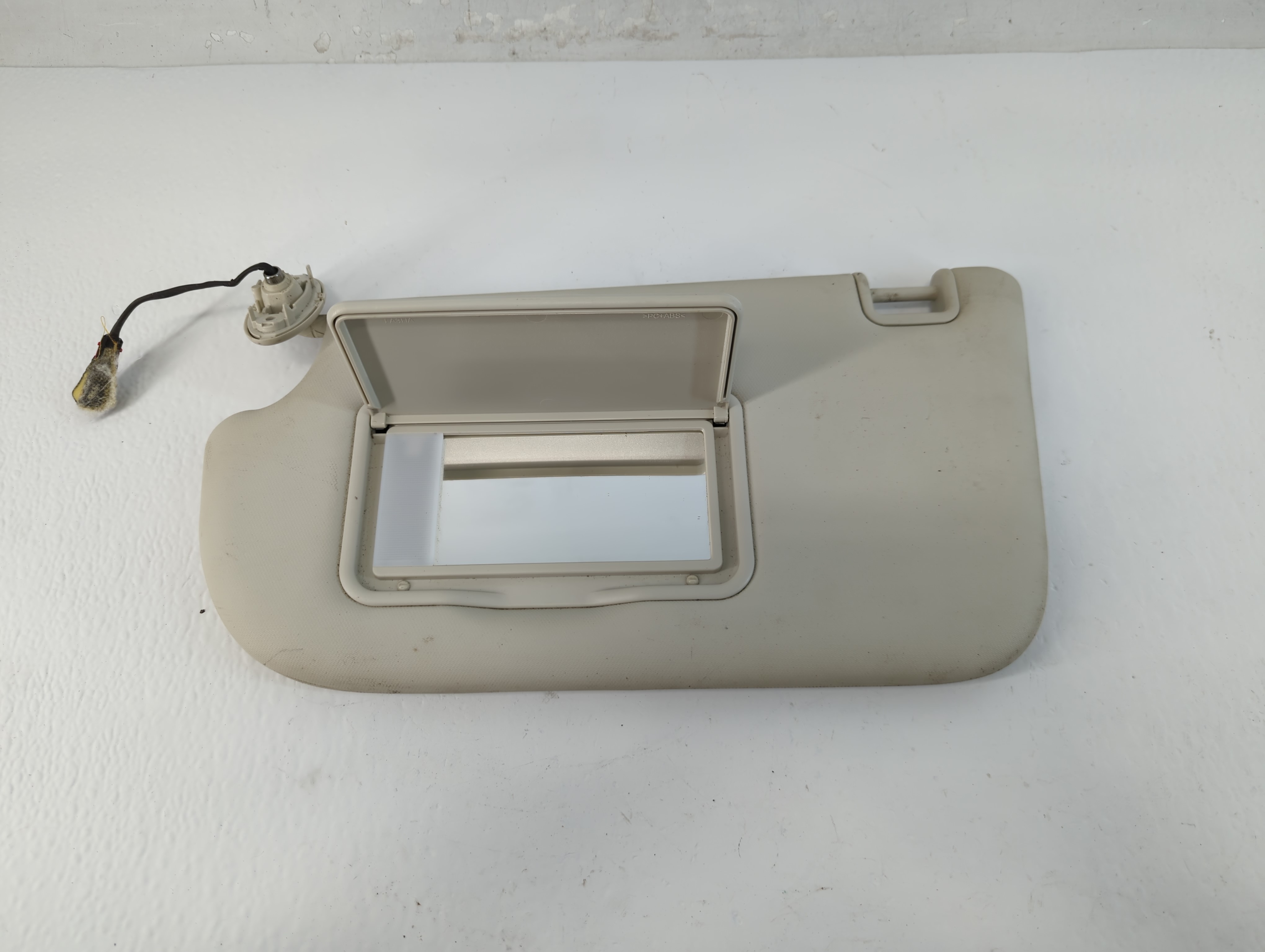 2012-2013 Ford Focus Driver Sun Visor Mirror Left Sunvisor Beige 1047817 - Oemusedautoparts1.com
