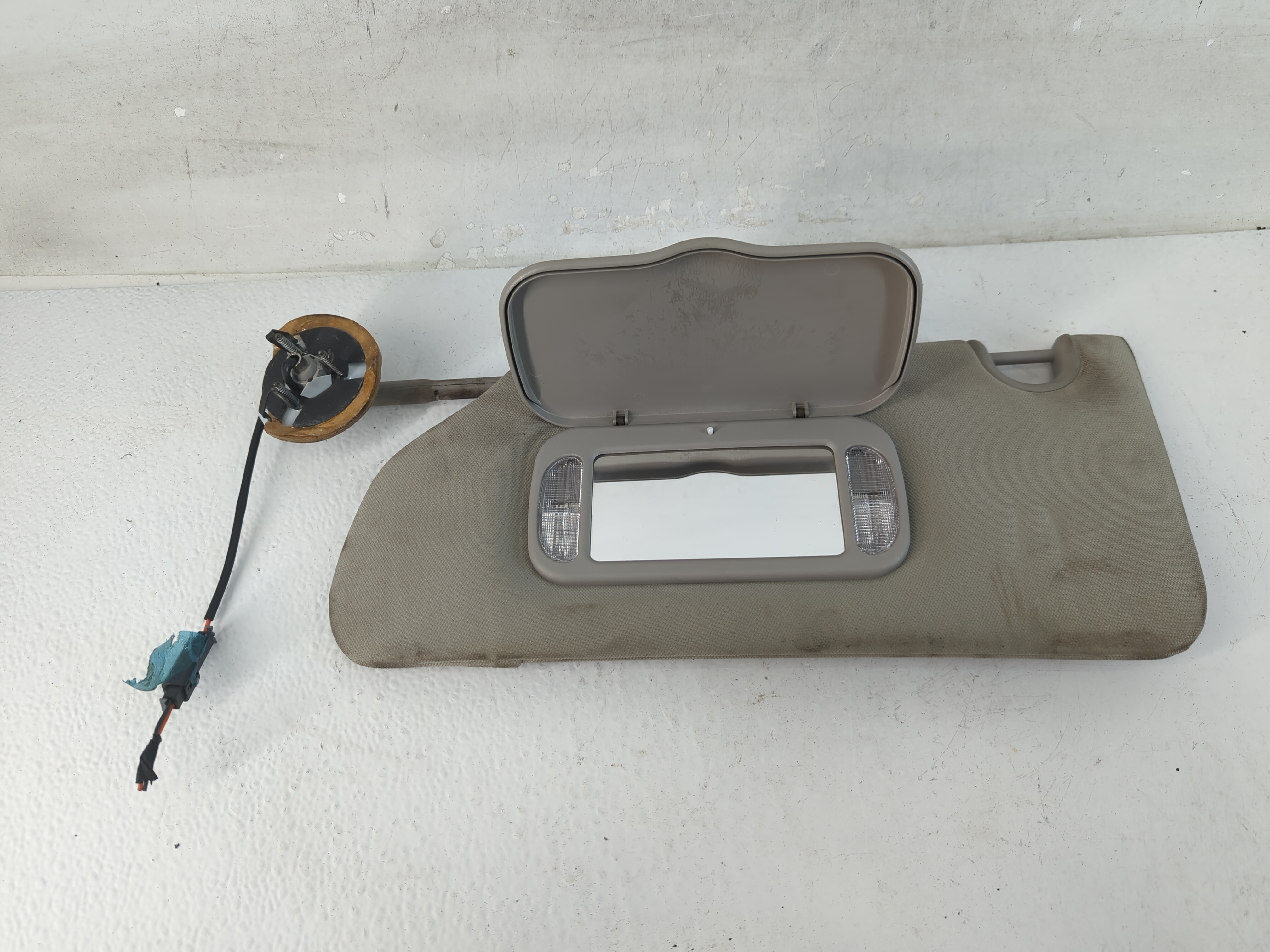 2006-2011 Buick Lucerne Driver Sun Visor Mirror Left Sunvisor Gray 1048048 - Oemusedautoparts1.com