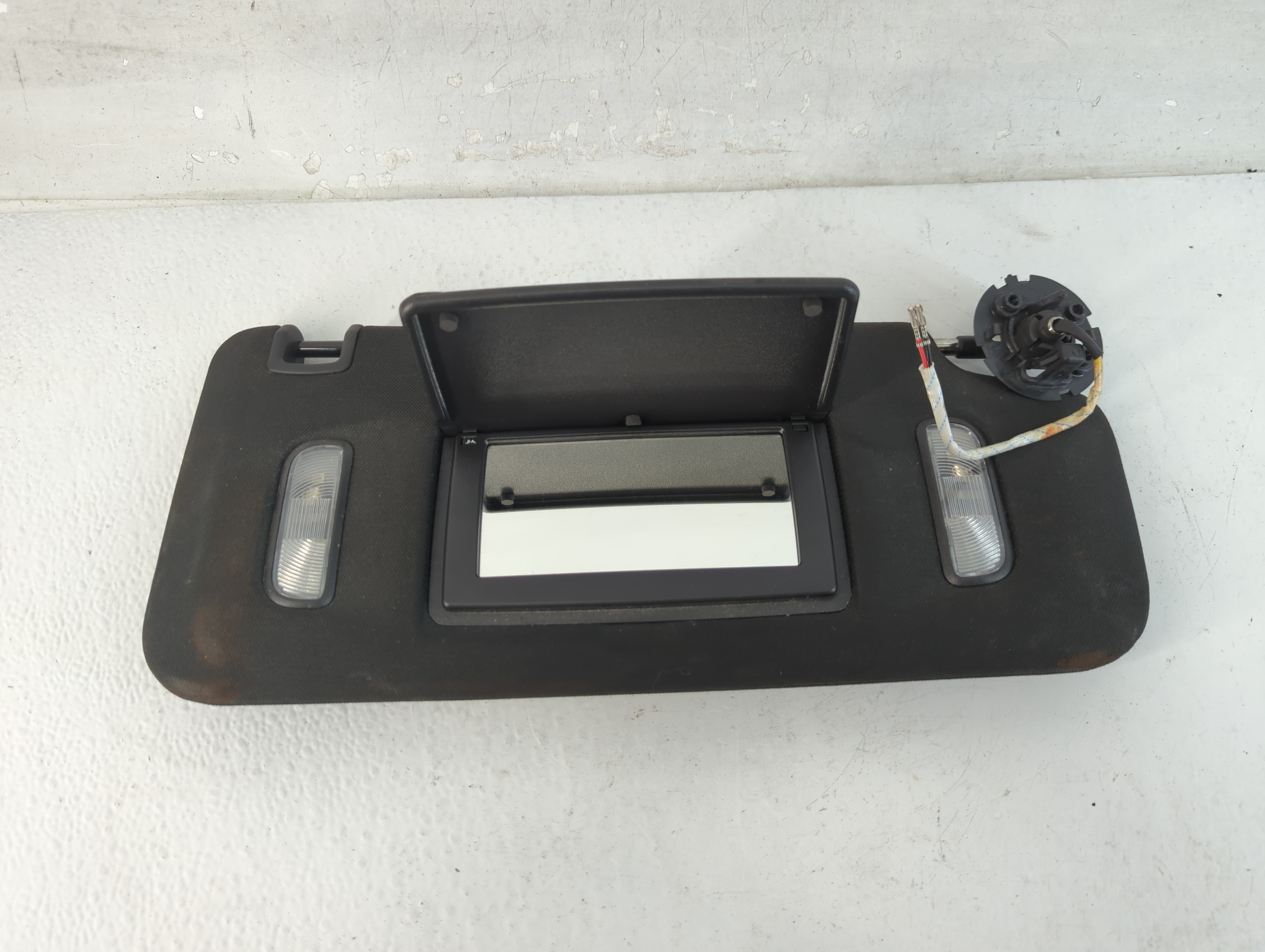 2017-2020 Cadillac Xt5 Driver Sun Visor Mirror Left Sunvisor Black 1048051 - Oemusedautoparts1.com