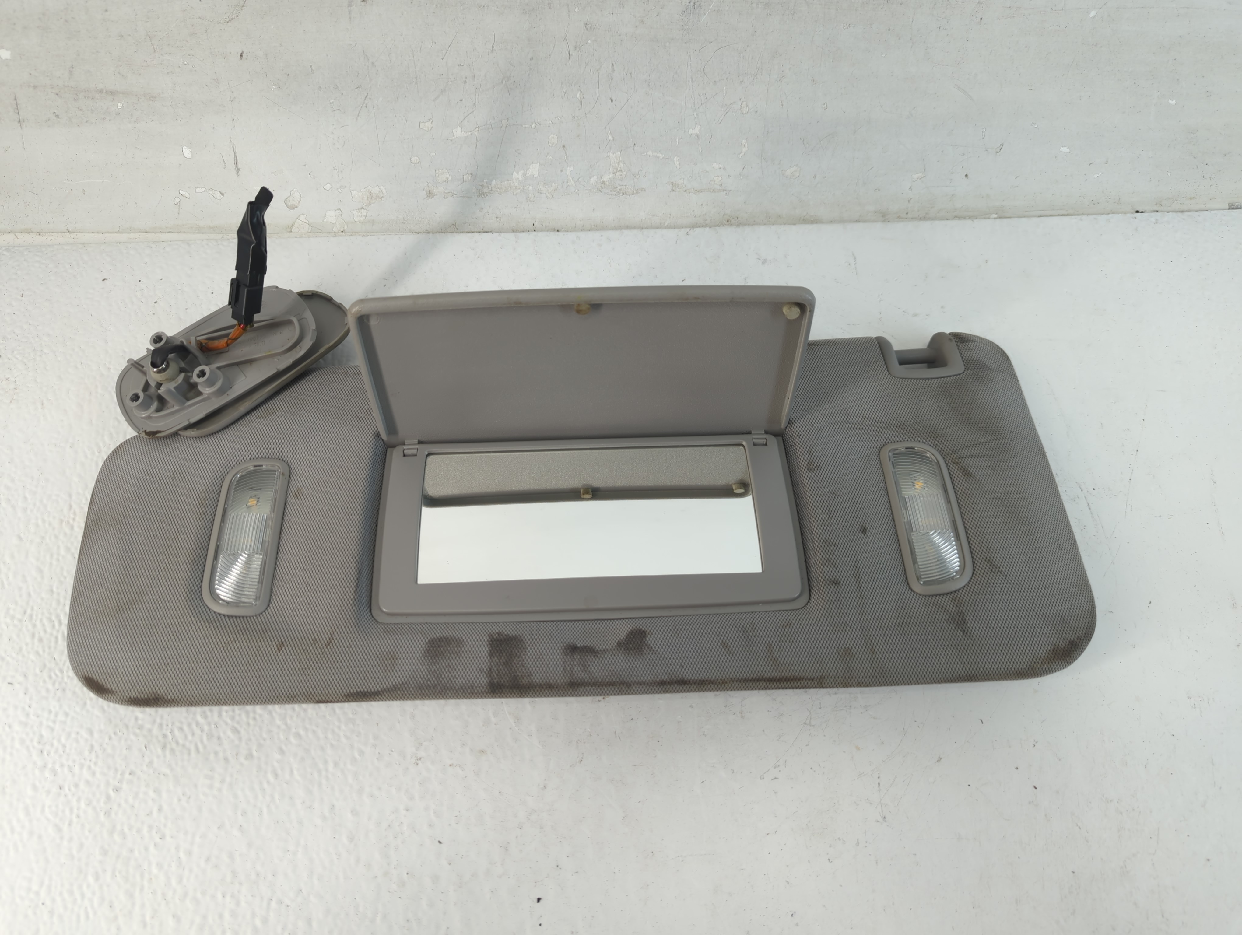 2014-2019 Gmc Sierra 1500 Driver Sun Visor Mirror Left Sunvisor Grey 1048092 - Oemusedautoparts1.com