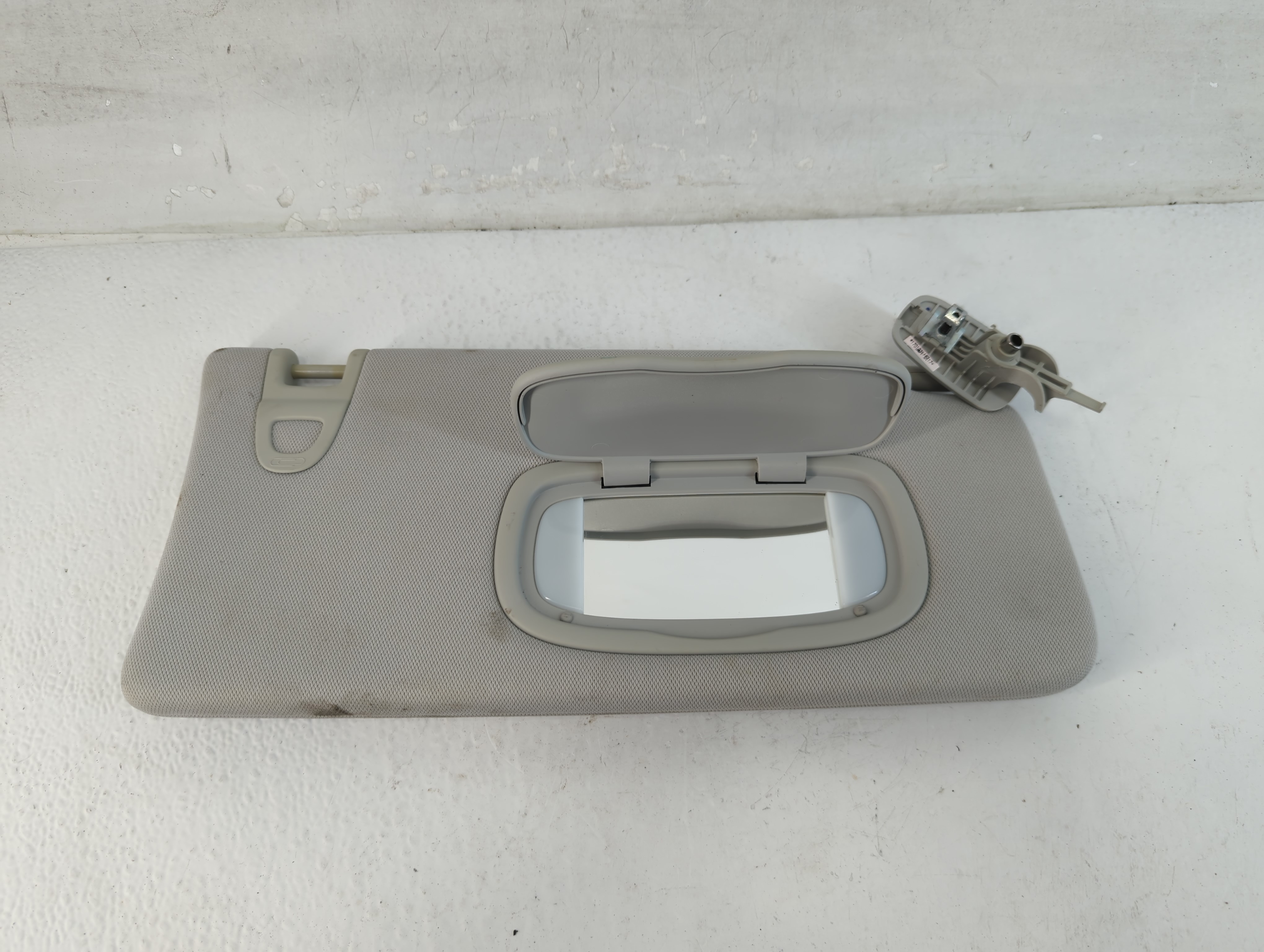2017 Jeep Compass Passenger Sun Visor Mirror Right Sunvisor Ivory 1048098 - Oemusedautoparts1.com