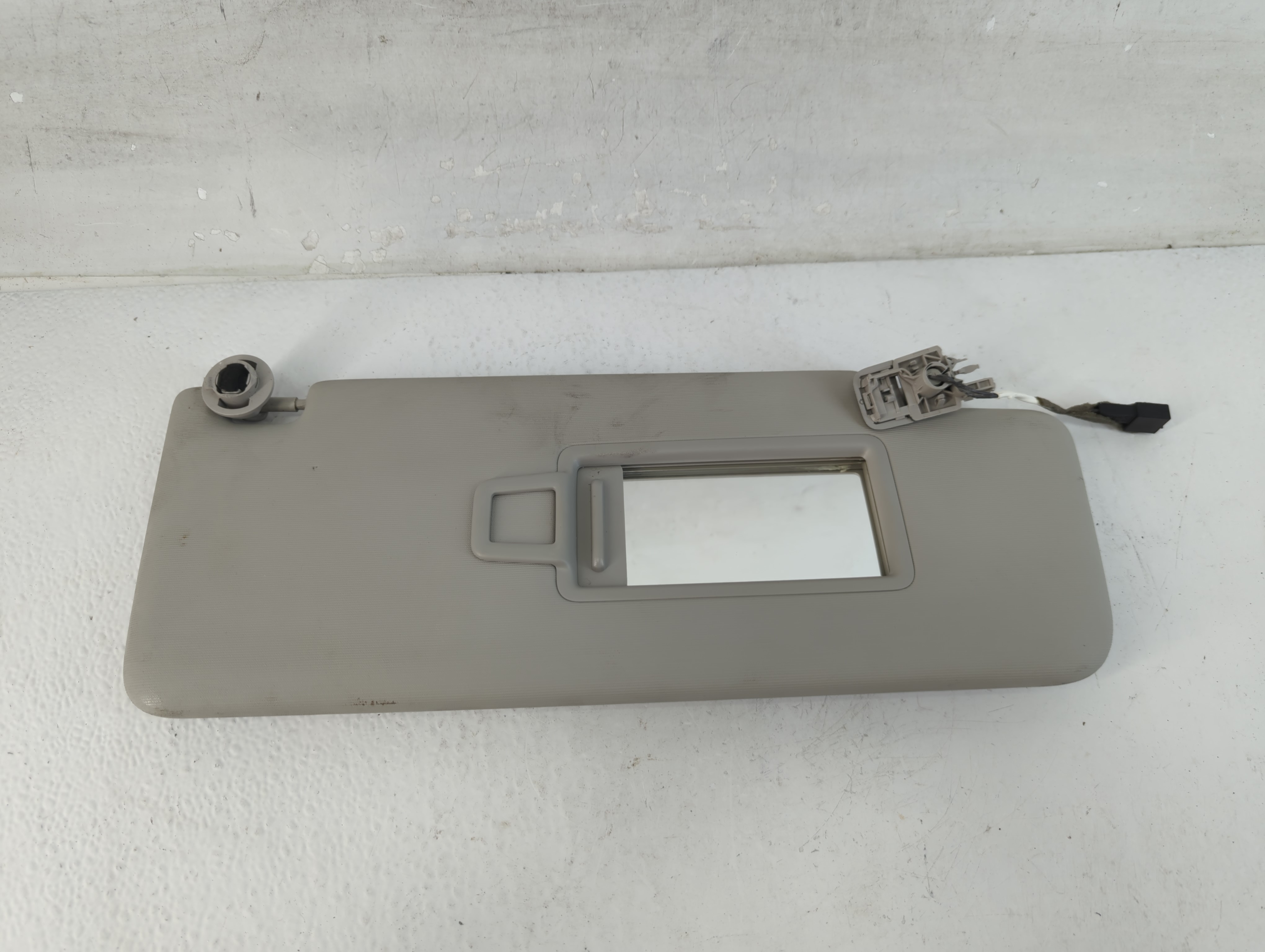 Picture of 2018-2018 Volkswagen Tiguan Passenger Sun Visor Mirror Right Sunvisor 1048100