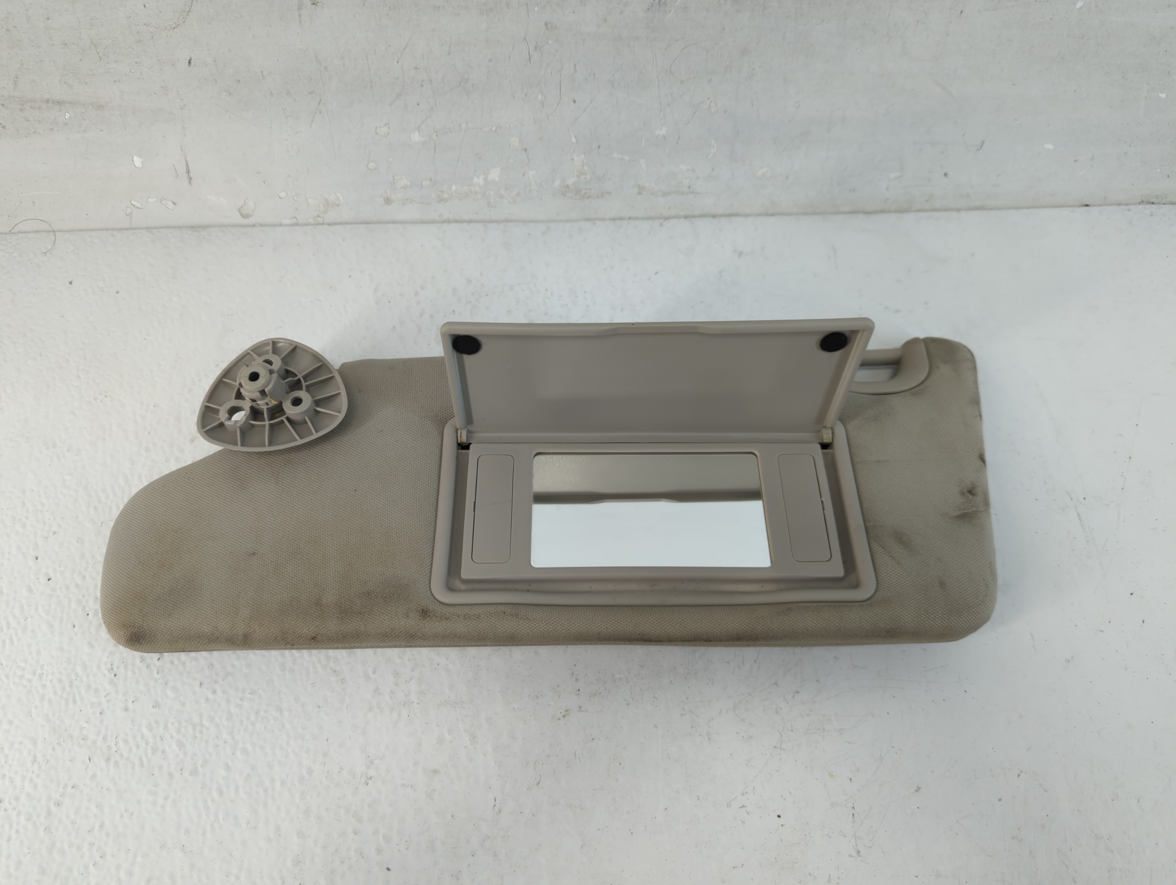 2006-2011 Chevrolet Hhr Driver Sun Visor Mirror Left Sunvisor Gray 1048149 - Oemusedautoparts1.com