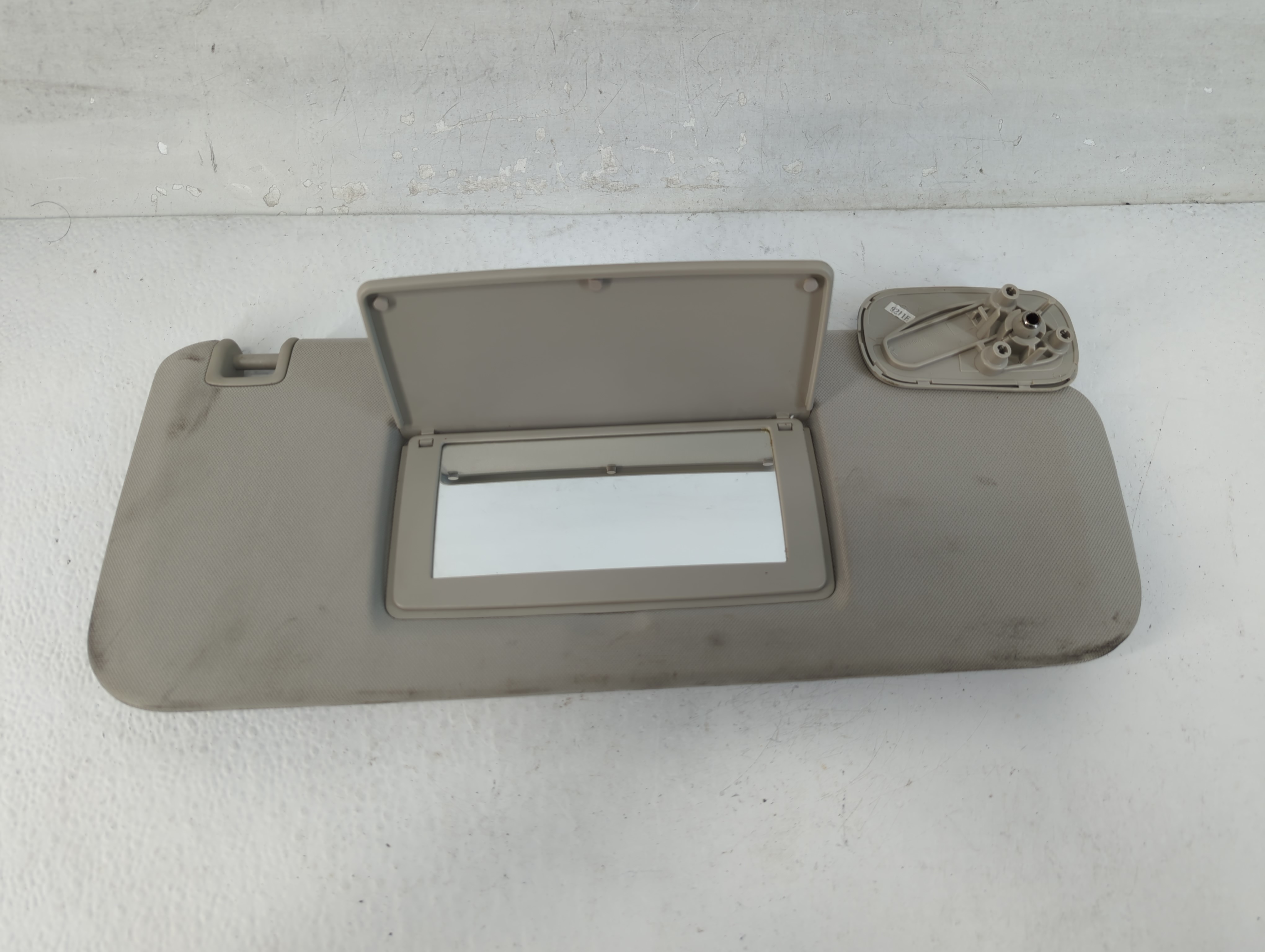 2007 Chevrolet Silverado 1500 Passenger Sun Visor Mirror Right Sunvisor 1048152 - Oemusedautoparts1.com