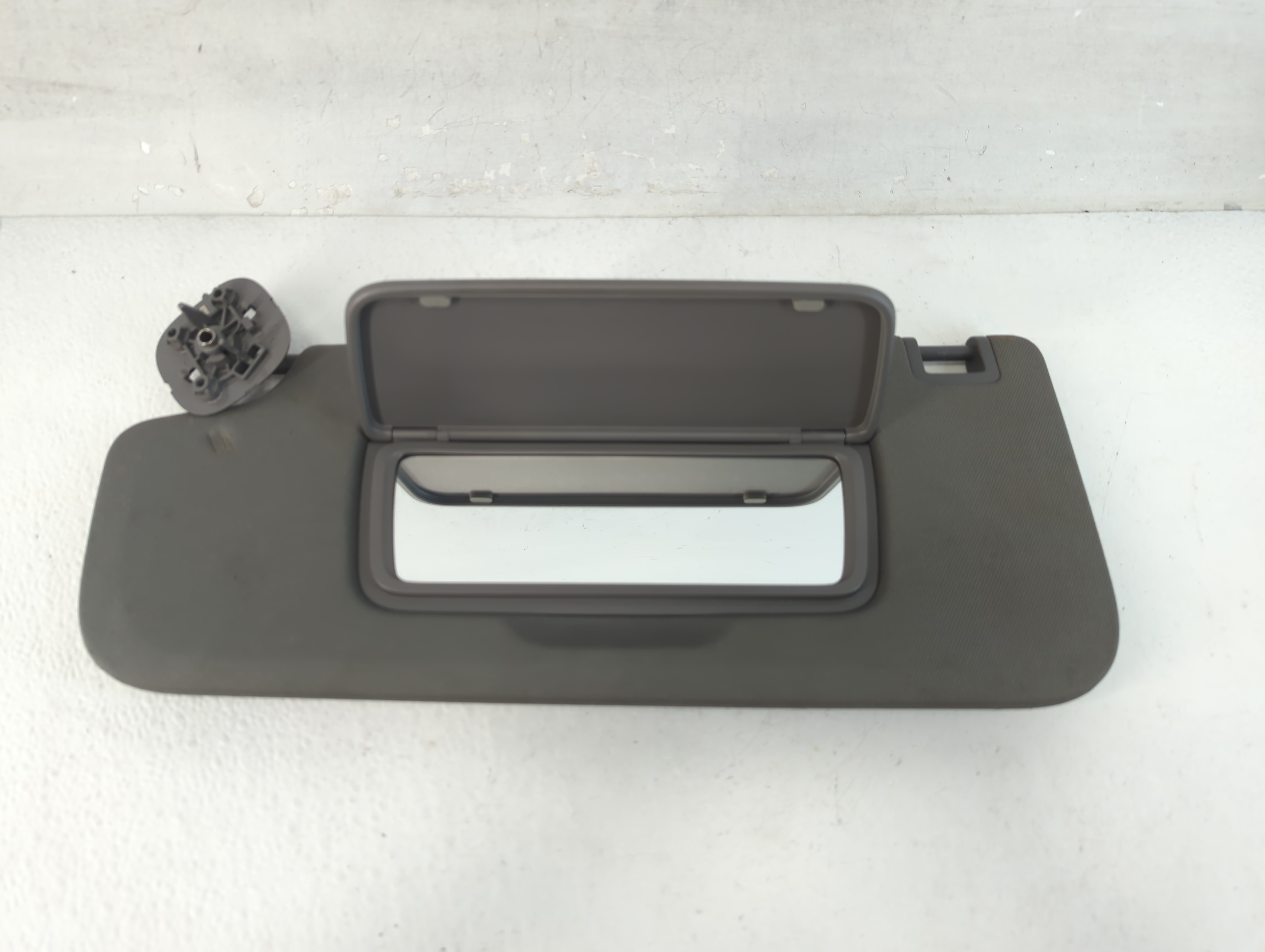 2019-2022 Chevrolet Silverado 1500 Driver Sun Visor Mirror Left Sunvisor 1048156 - Oemusedautoparts1.com