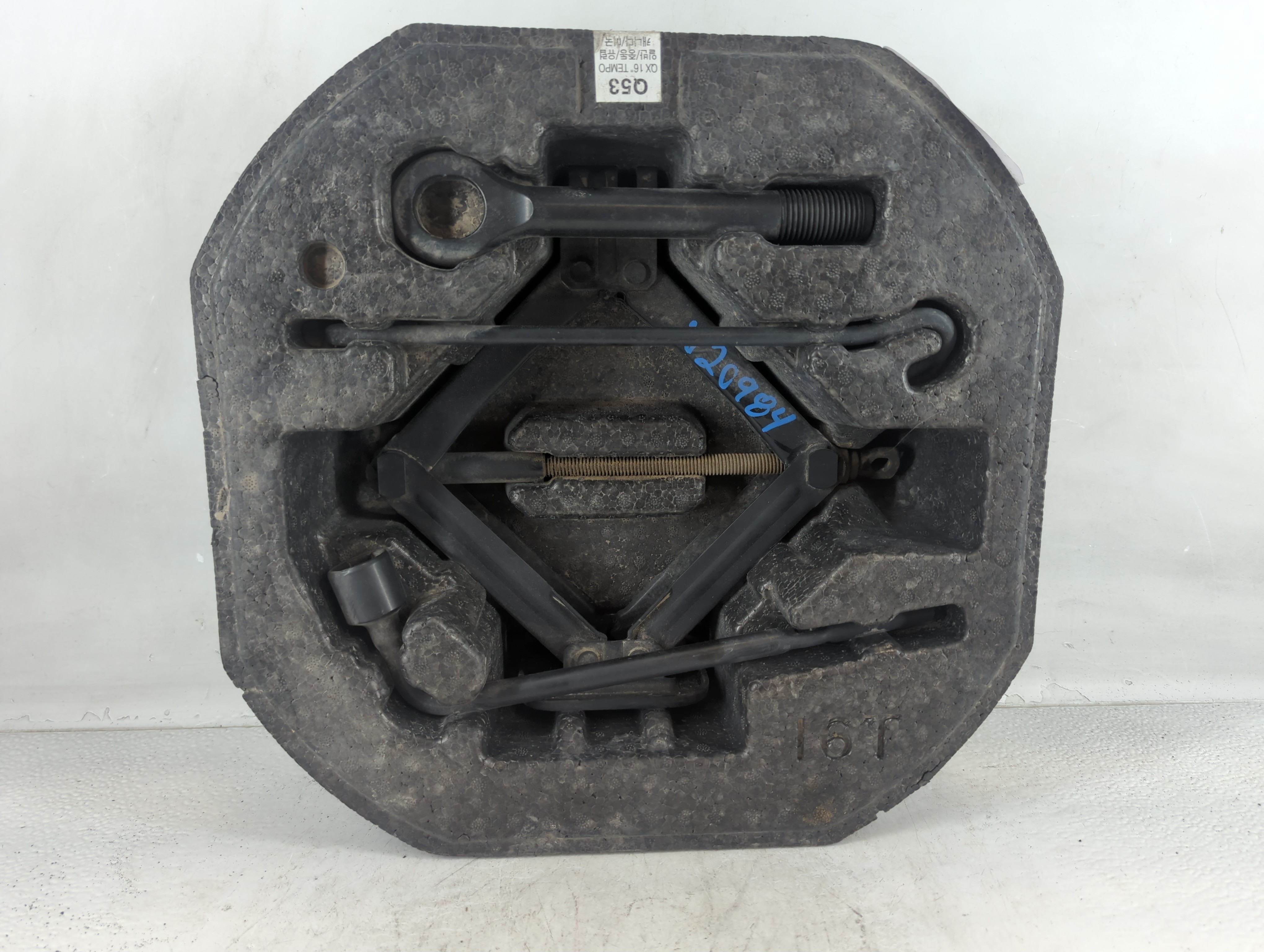 2020 Hyundai Venue Spare Scissor Car Jack 1048260 - Oemusedautoparts1.com