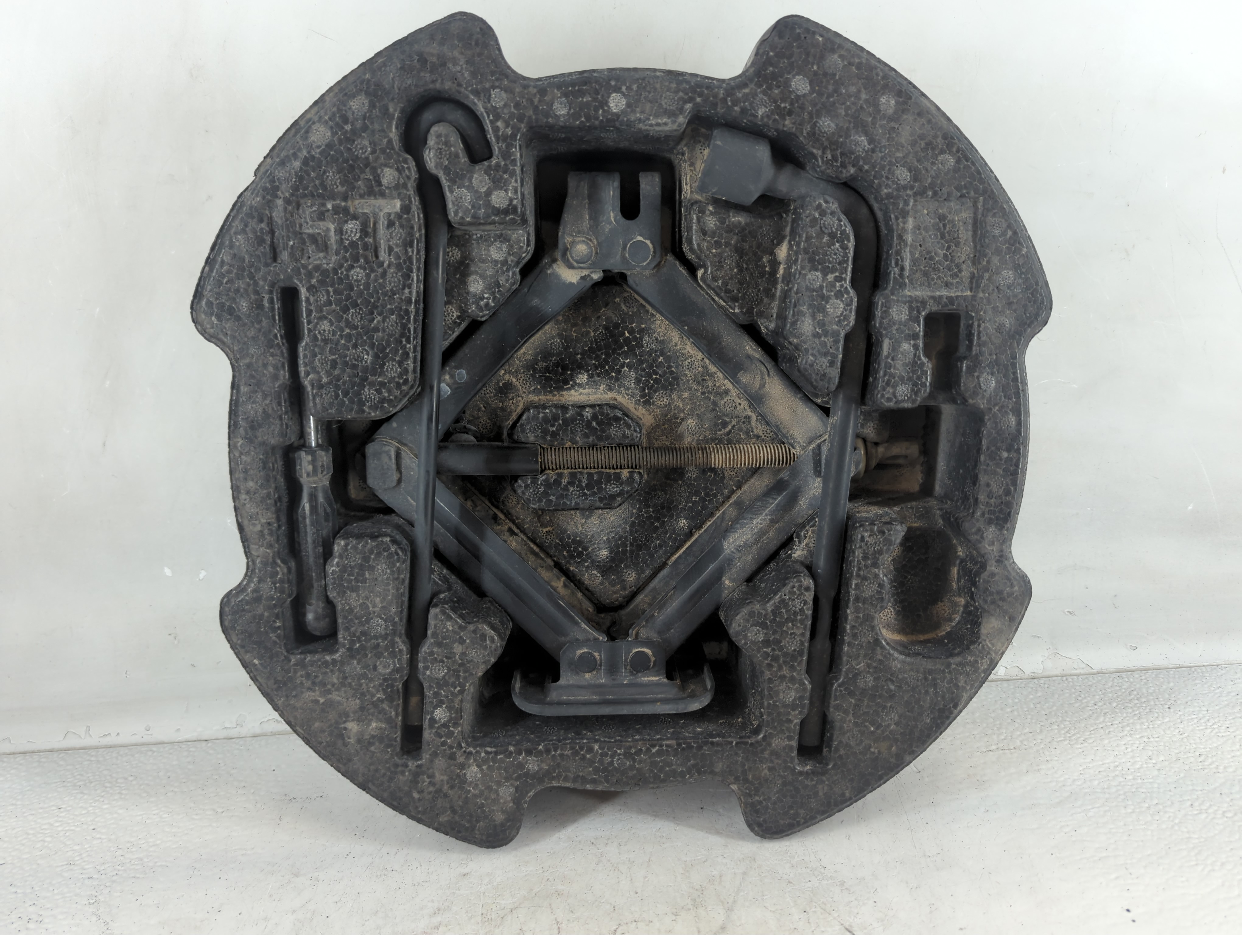 2018 Hyundai Elantra Spare Scissor Car Jack 1048277 - Oemusedautoparts1.com
