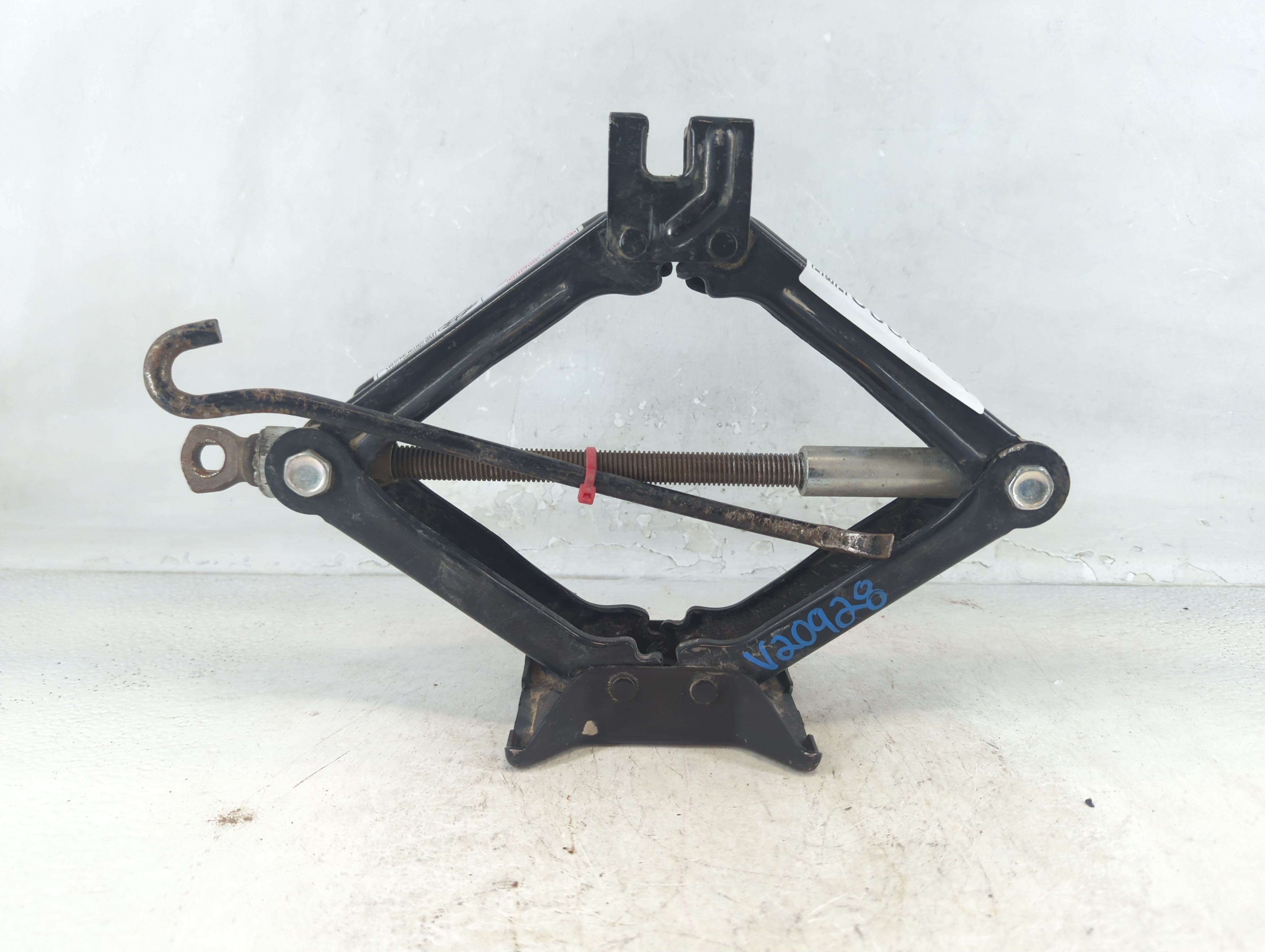 2012 Hyundai Genesis Spare Scissor Car Jack 1048283 - Oemusedautoparts1.com