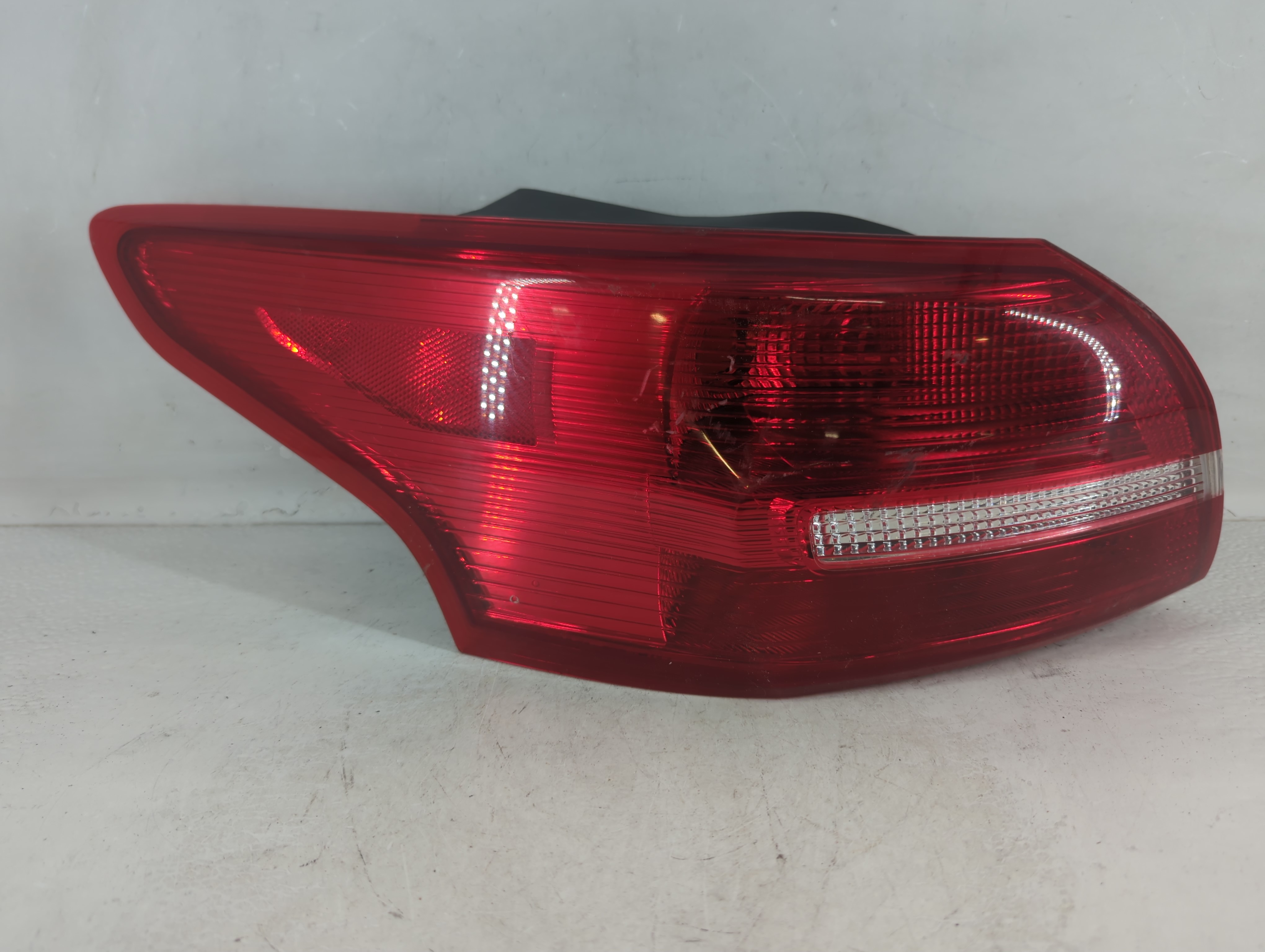2015-2018 Ford Focus Driver Left Side Tail Light Taillight Oem 1048488 - Oemusedautoparts1.com