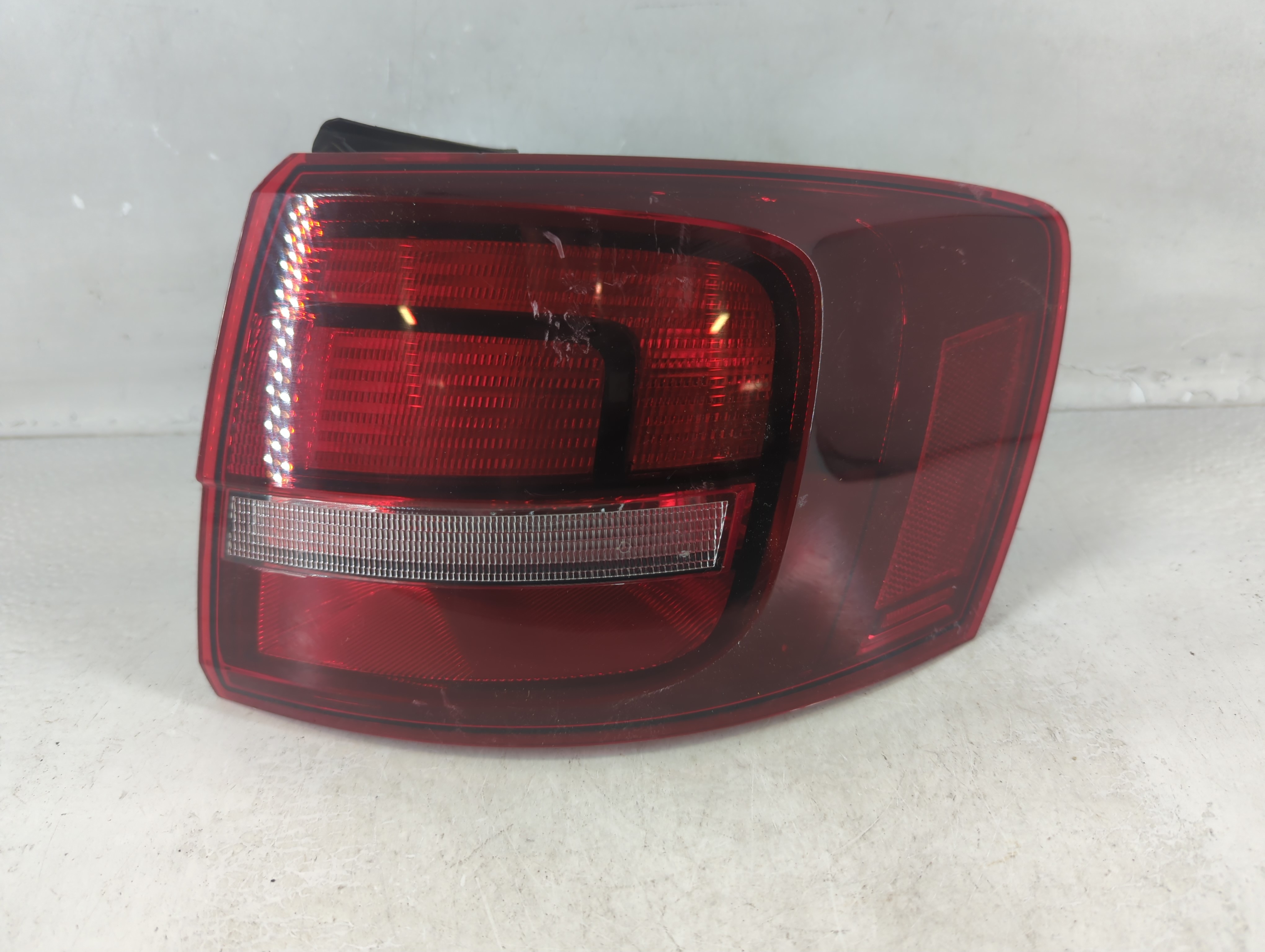 2015-2016 Volkswagen Jetta Passenger Right Side Tail Light Taillight Oem 1048560 - Oemusedautoparts1.com