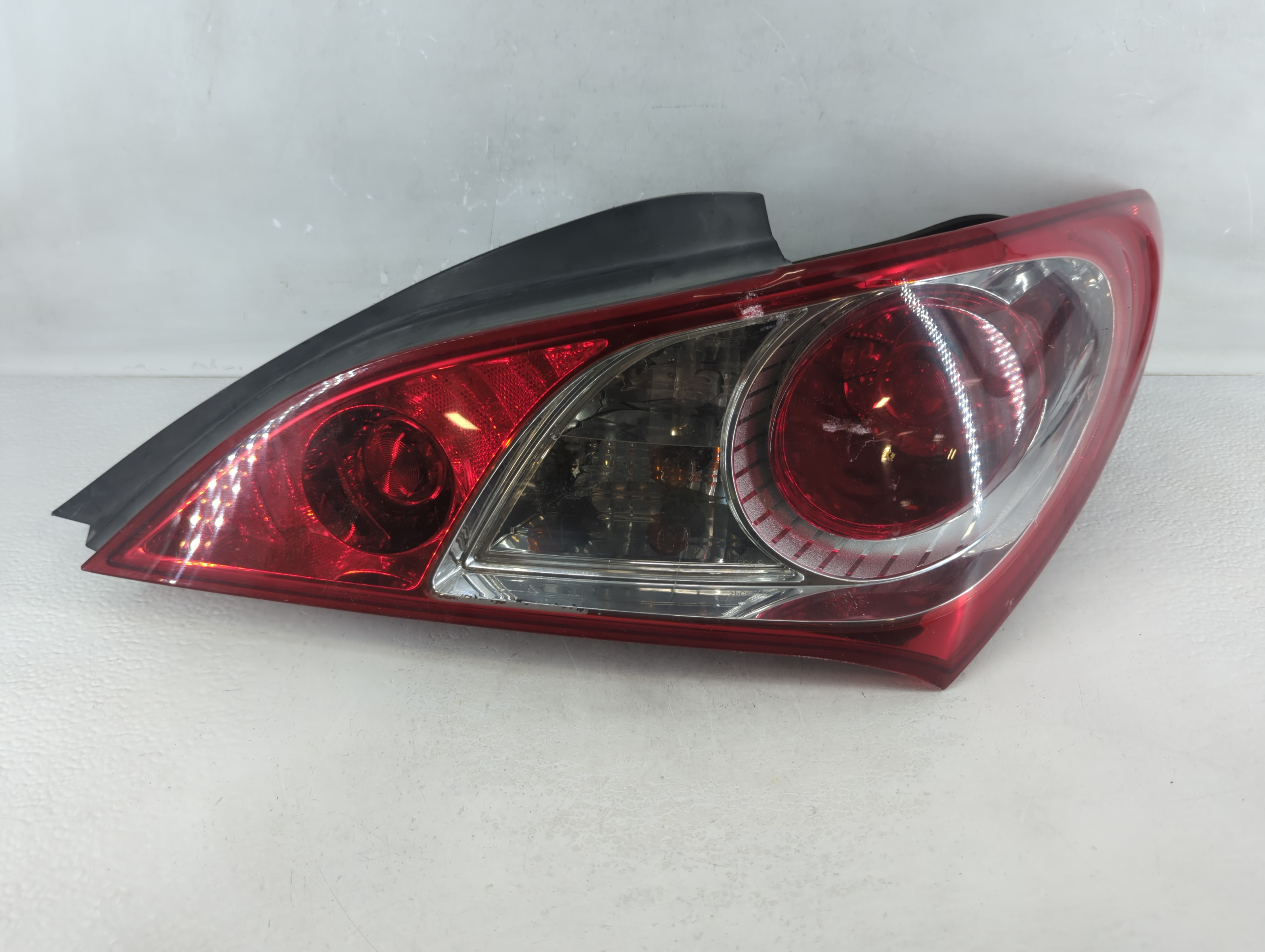 2009-2012 Hyundai Genesis Passenger Right Side Tail Light Taillight Oem 1048588 - Oemusedautoparts1.com