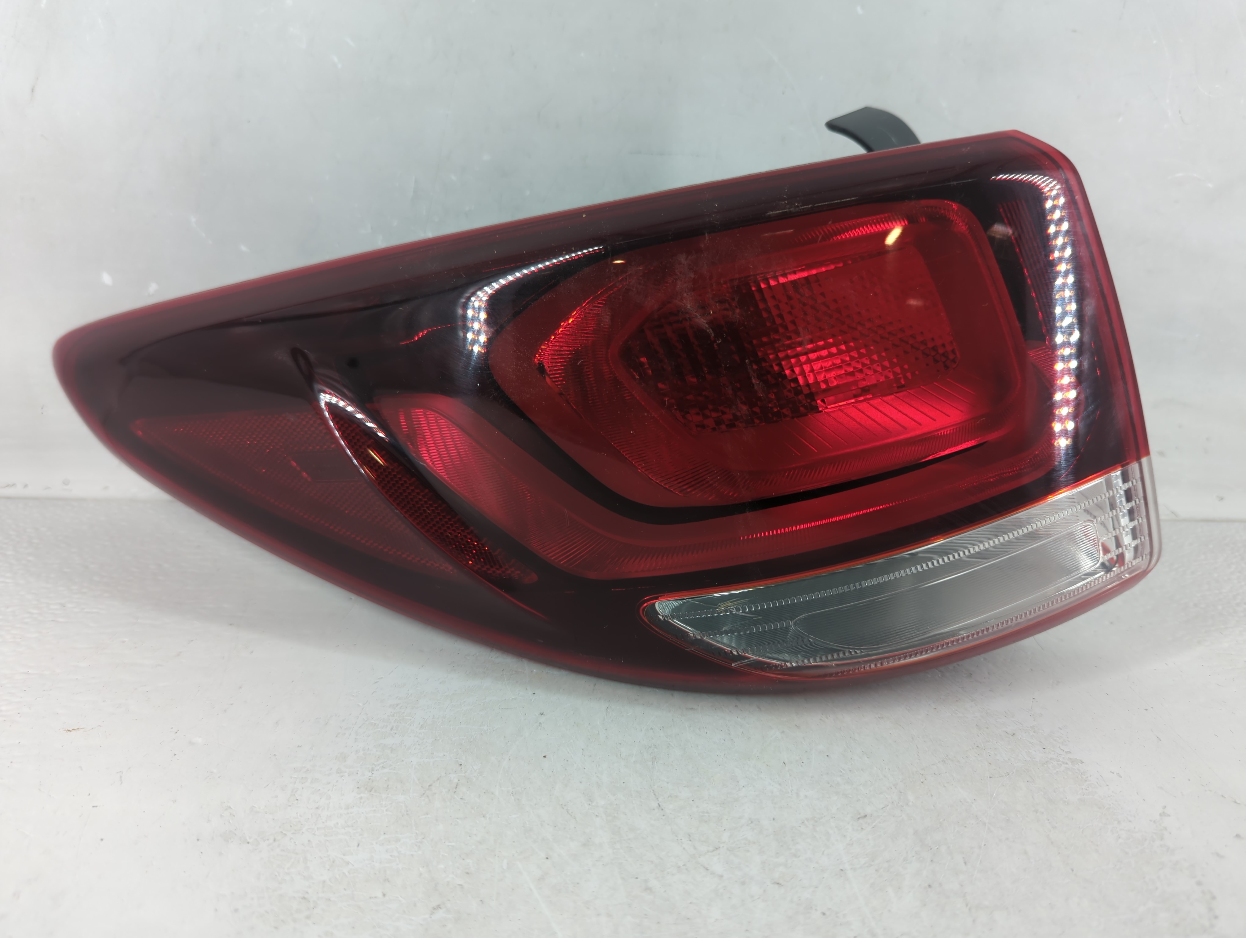 Picture of 2017-2018 Hyundai Santa Fe Driver Left Side Tail Light Taillight Oem 1048596