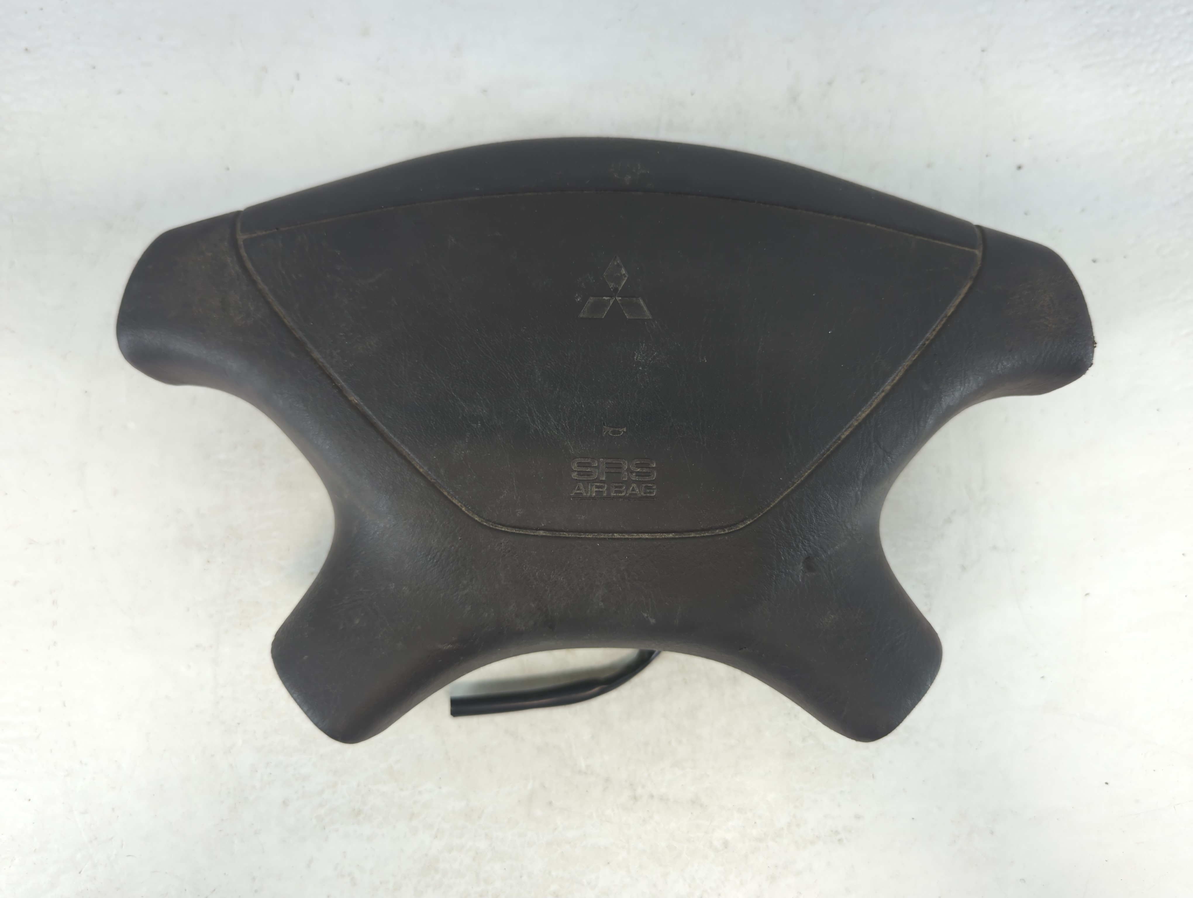 1998 Mitsubishi Montero Sport Air Bag Driver Left Steering Wheel Mounted 1048843 - Oemusedautoparts1.com