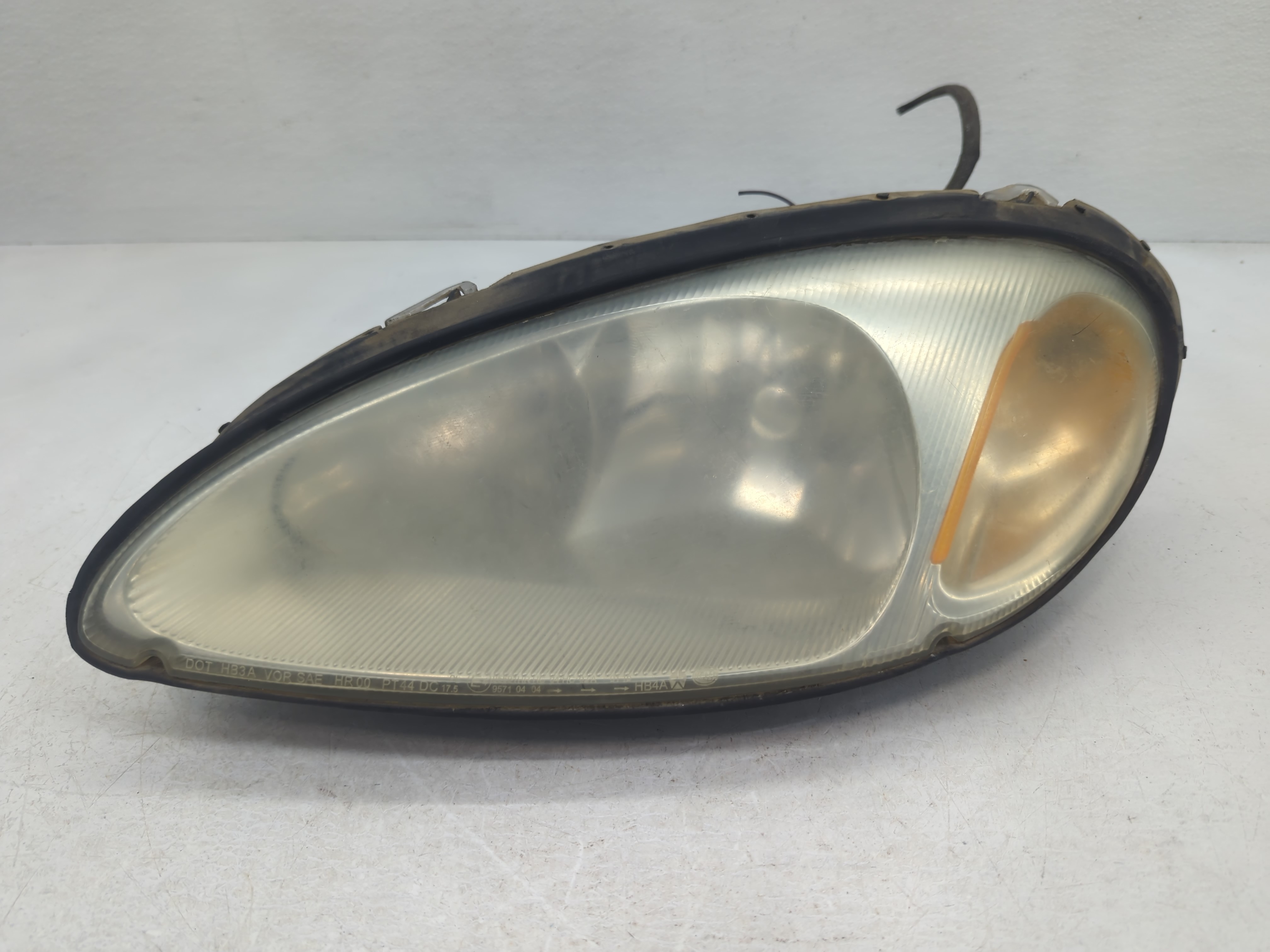 2001-2005 Chrysler Pt Cruiser Driver Left Oem Head Light Headlight Lamp 1049039 - Oemusedautoparts1.com