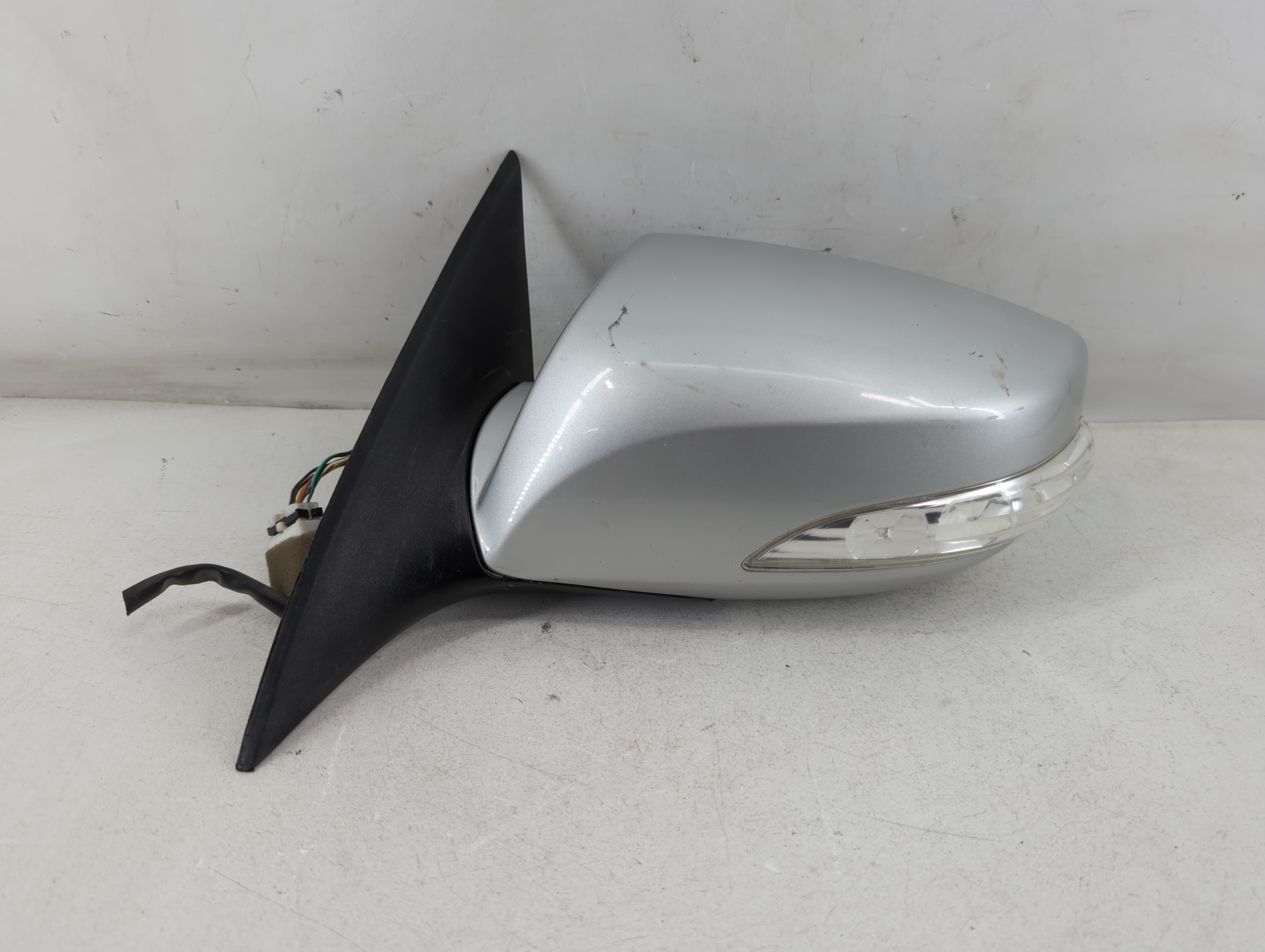 2009-2014 Hyundai Genesis Driver Left Side View Power Door Mirror Silver 1049101 - Oemusedautoparts1.com