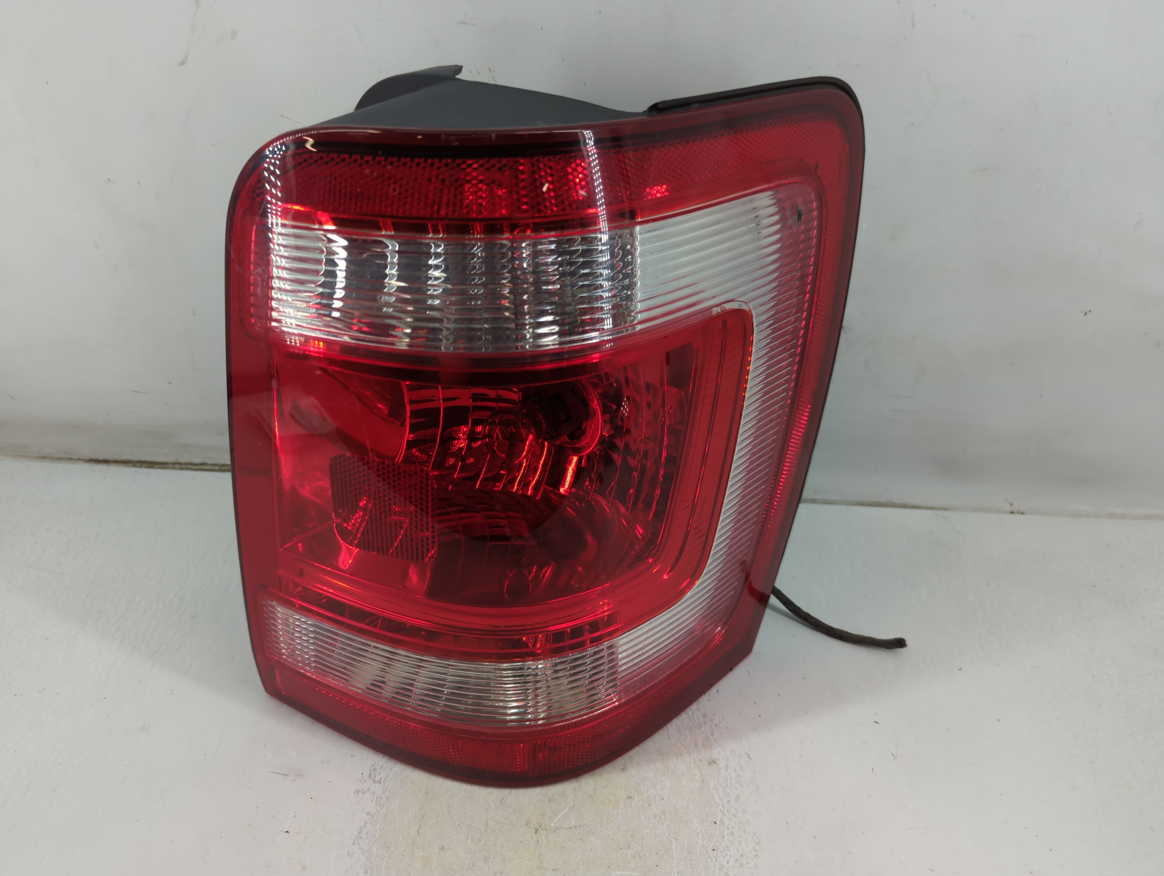 2008-2012 Ford Escape Driver Left Side Tail Light Taillight Oem 1049135 - Oemusedautoparts1.com