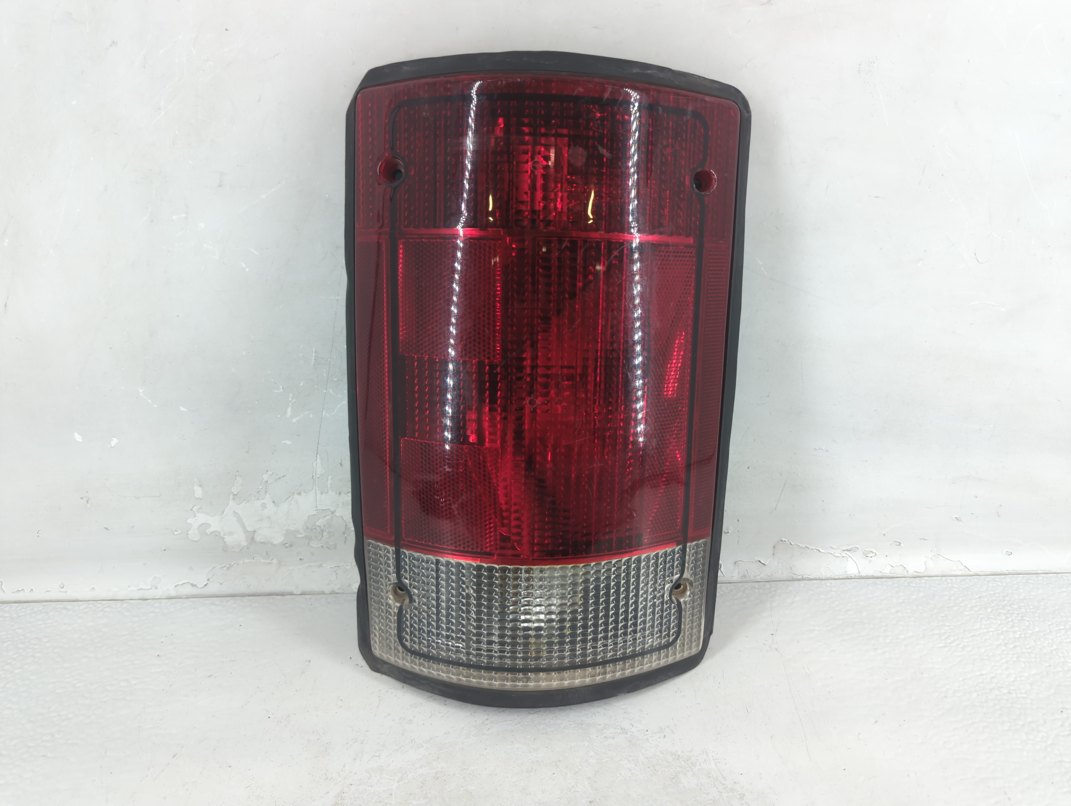 Ford F-350 Super Duty Driver Left Side Tail Light Taillight Oem 1049315 - Oemusedautoparts1.com