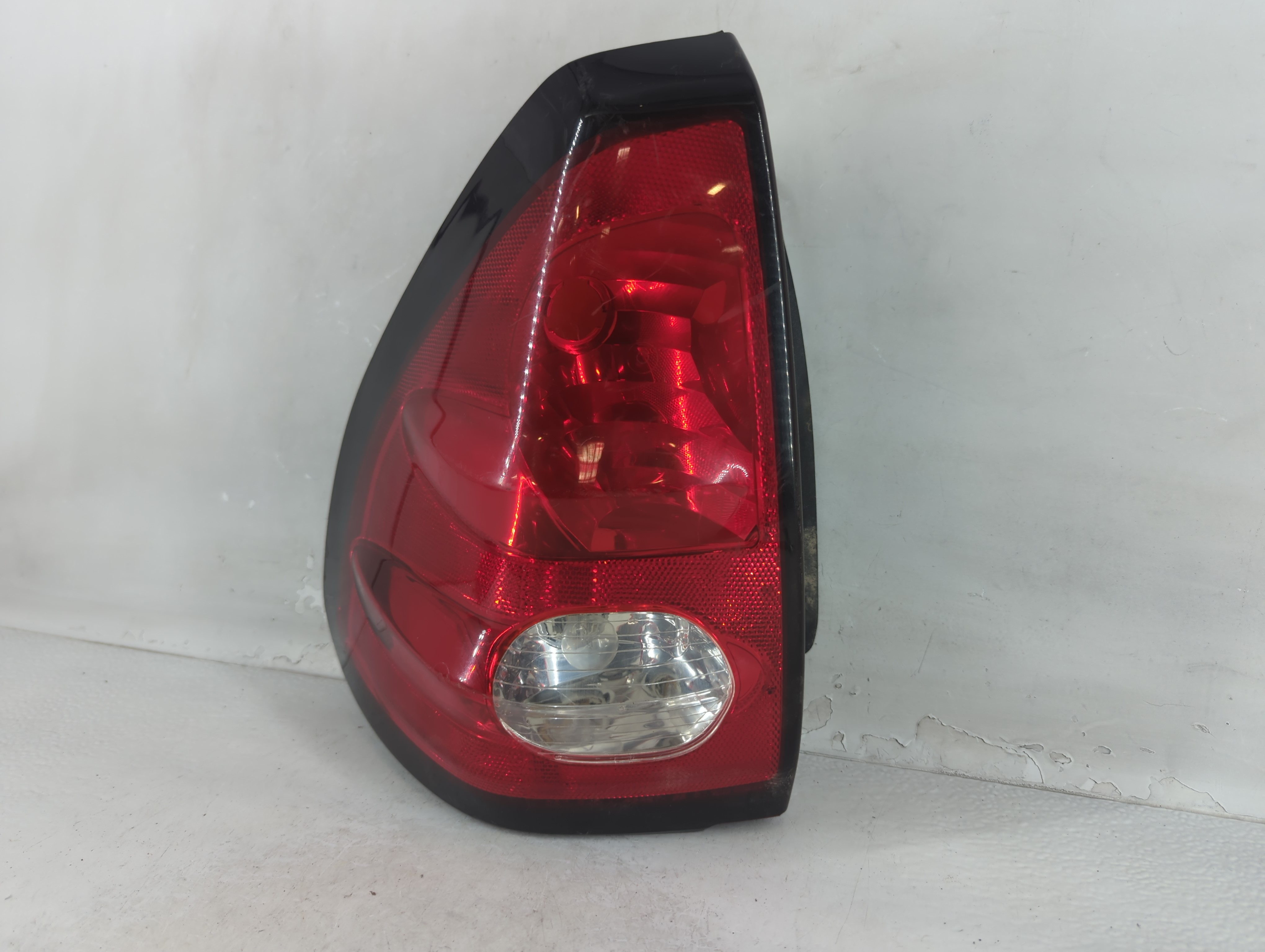 2001-2005 Pontiac Aztek Driver Left Side Tail Light Taillight Oem 1049371 - Oemusedautoparts1.com