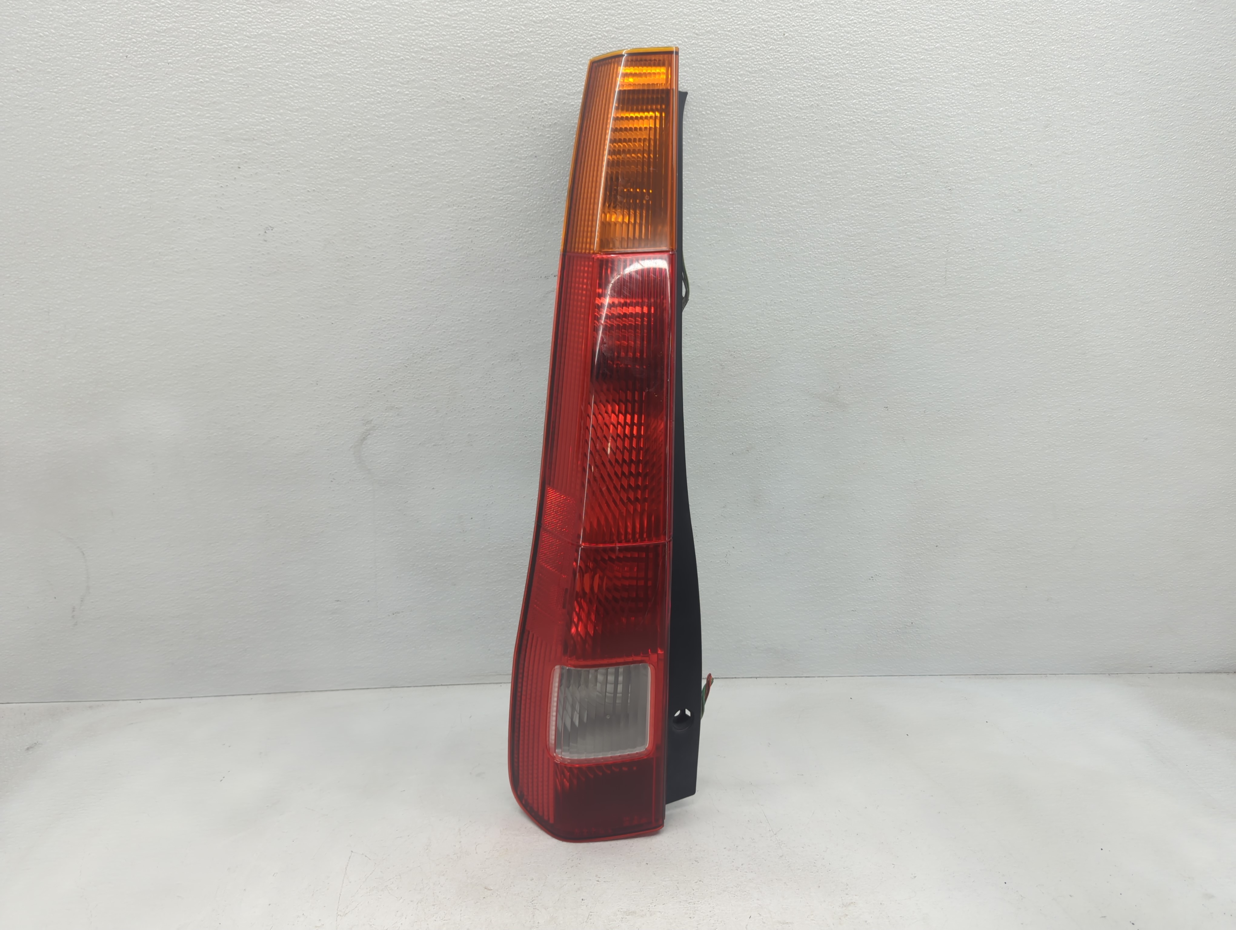 Picture of 2002-2004 Honda Cr-v Driver Left Side Tail Light Taillight Oem 1049376