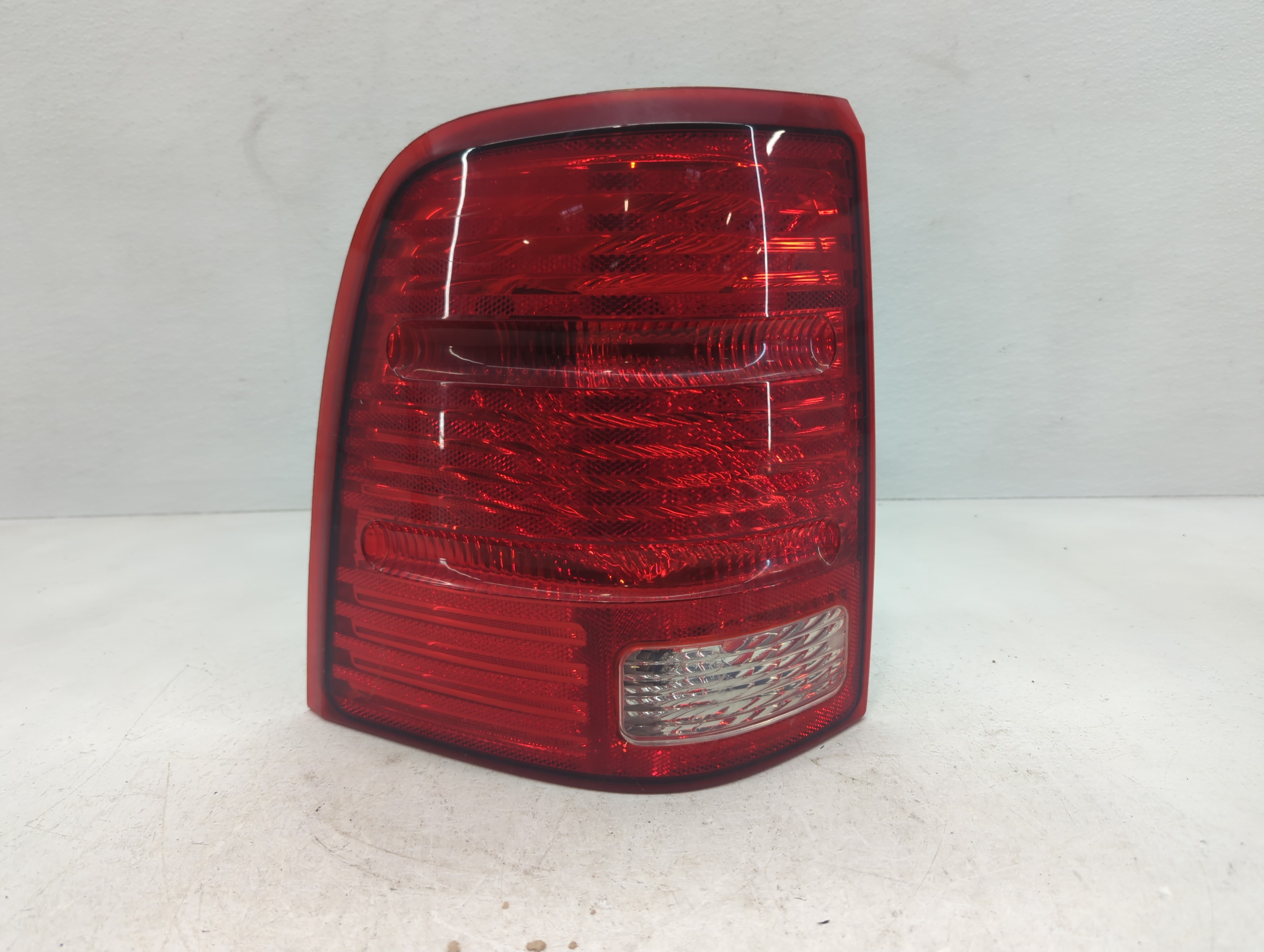 2002-2005 Ford Explorer Driver Left Side Tail Light Taillight Oem 1049377 - Oemusedautoparts1.com
