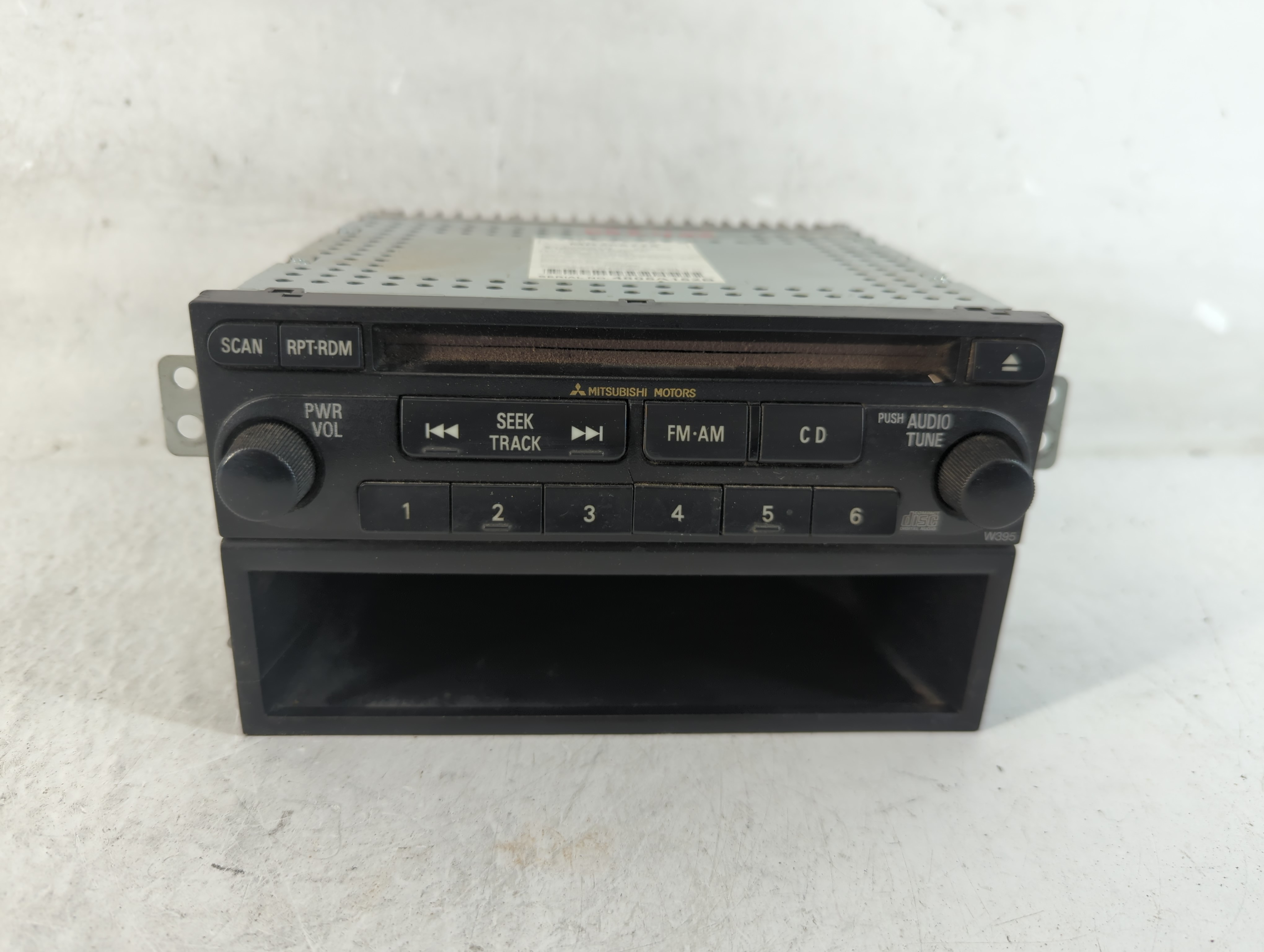 2004-2005 Mitsubishi Galant Am Fm Cd Player Radio Receiver 1049431 - Oemusedautoparts1.com