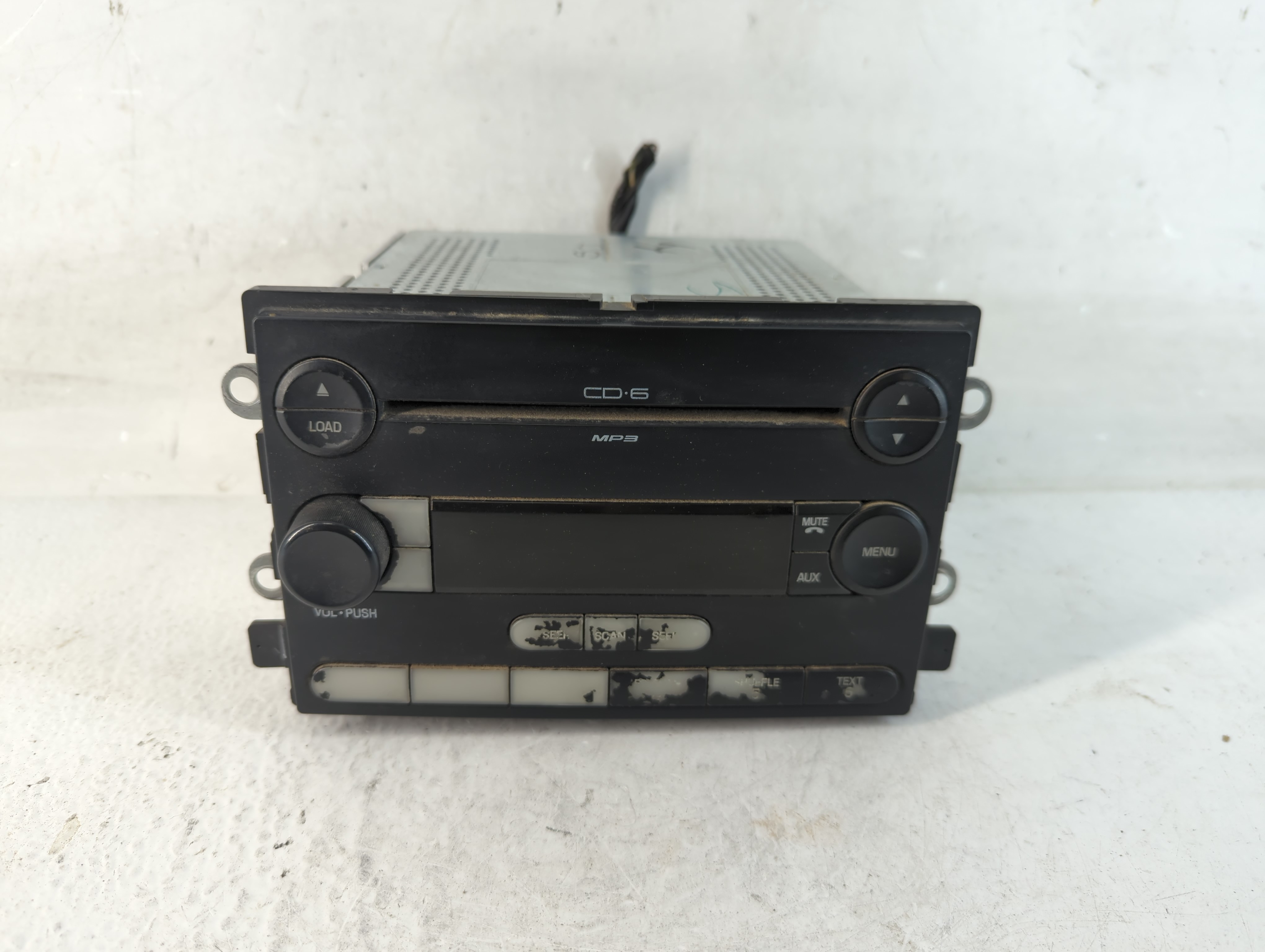 2005-2005 Ford Freestyle Am Fm Cd Player Radio Receiver 1049433 - Oemusedautoparts1.com