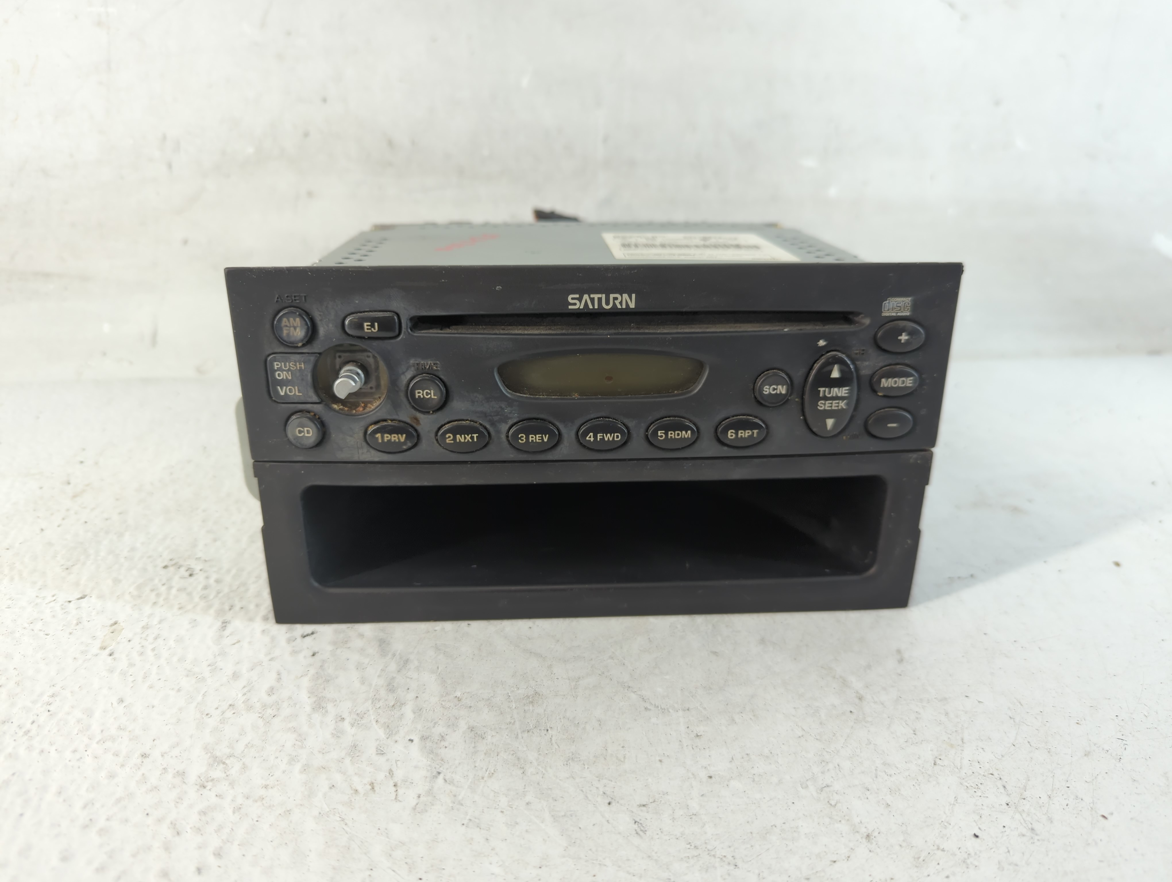 2004-2004 Saturn Ion Am Fm Cd Player Radio Receiver 1049437 - Oemusedautoparts1.com