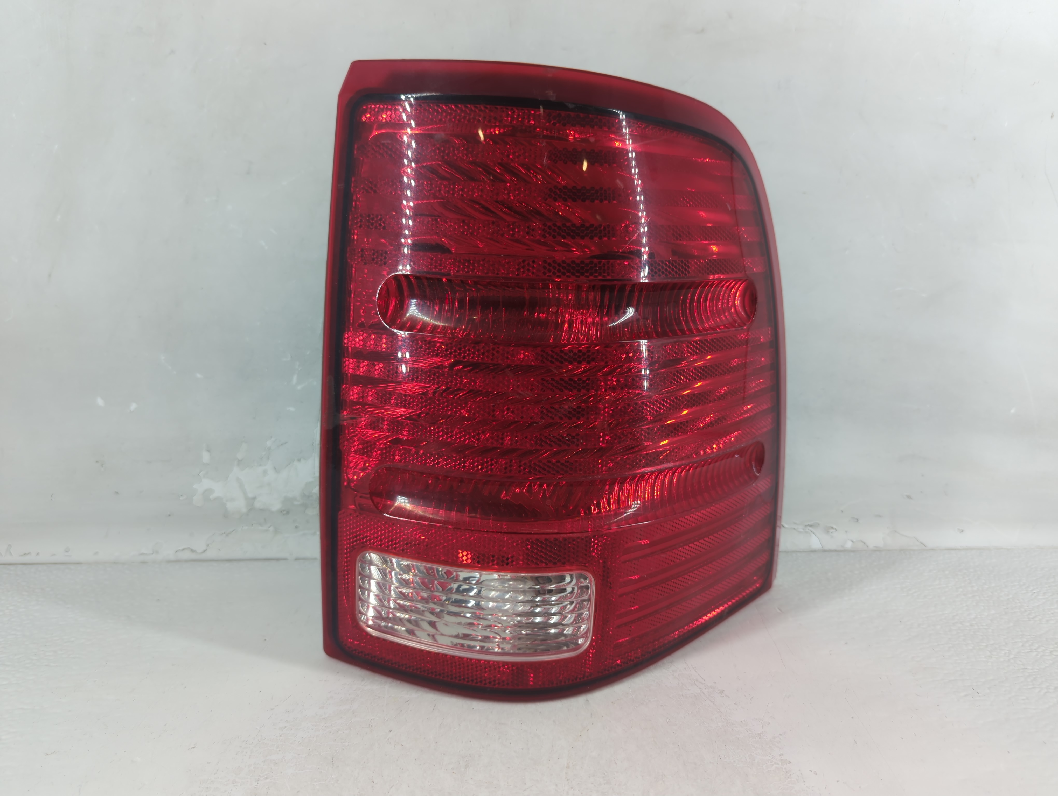 2002-2005 Ford Explorer Passenger Right Side Tail Light Taillight Oem 1049519 - Oemusedautoparts1.com