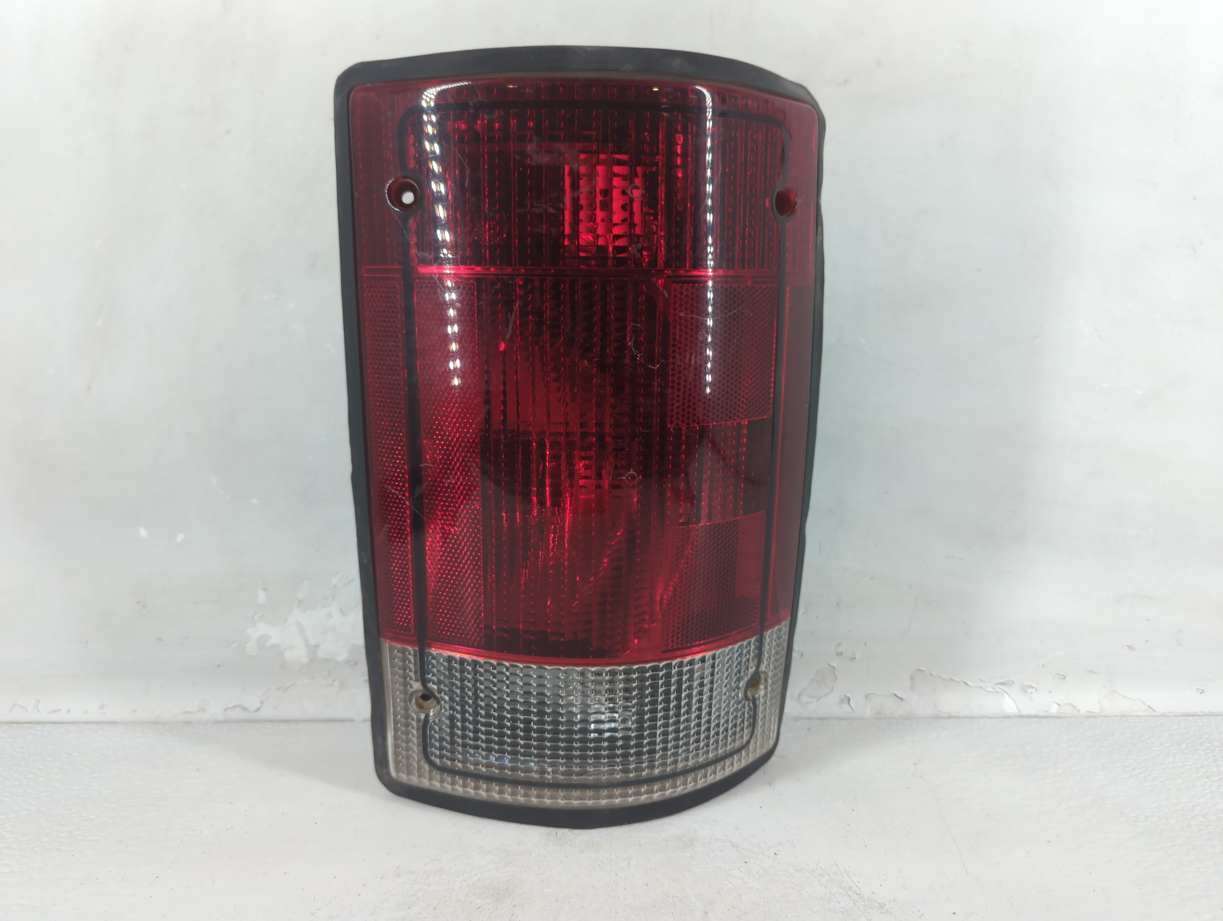 1995 Ford E-350 Econoline Passenger Right Side Tail Light Taillight Oem 1049522 - Oemusedautoparts1.com