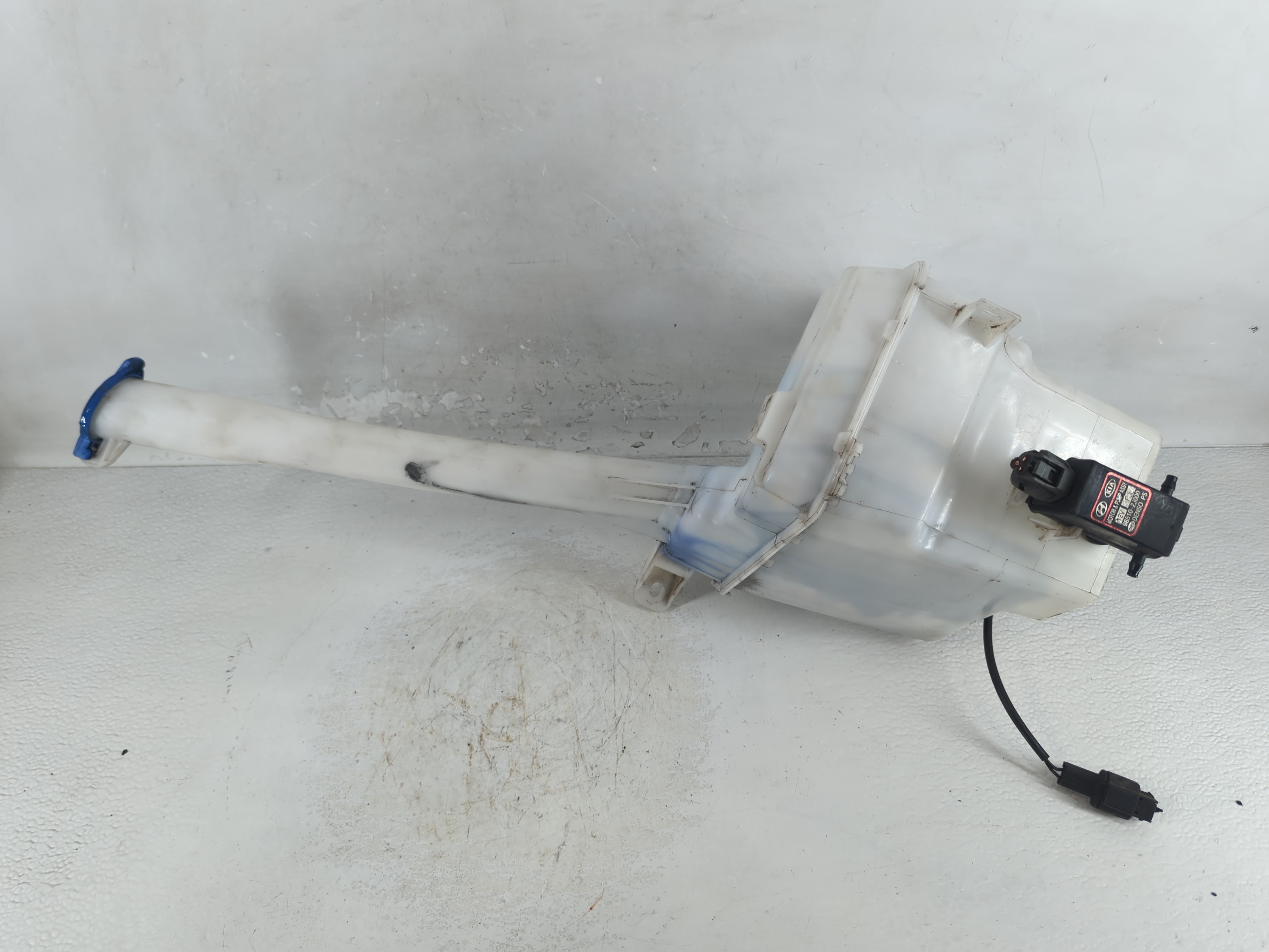 2011-2013 Kia Sorento Windshield Washer Fluid Reservoir Bottle Oem 1050636 - Oemusedautoparts1.com