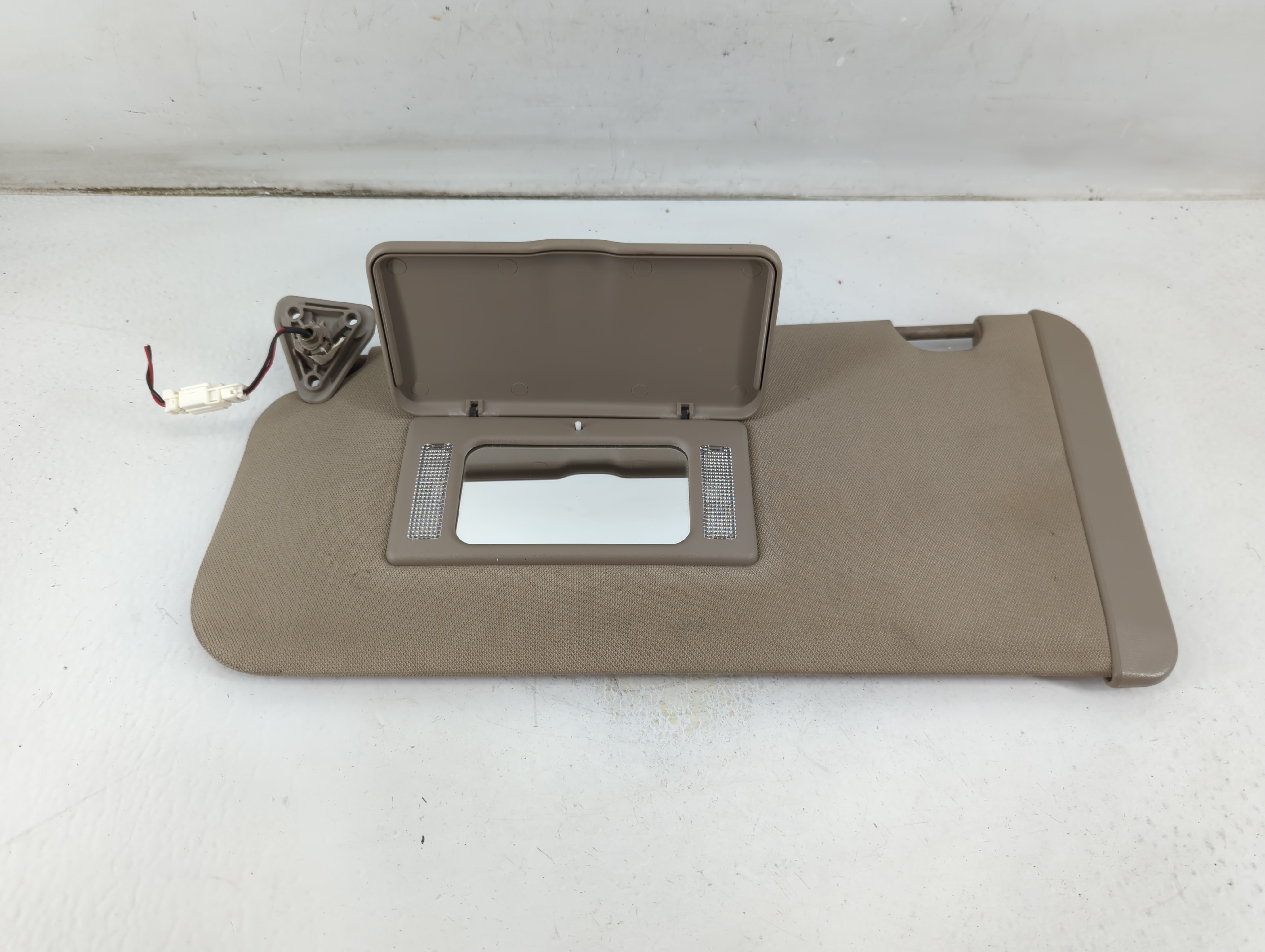 2004-2004 Nissan Quest Driver Sun Visor Mirror Left Sunvisor Beige 1050697 - Oemusedautoparts1.com