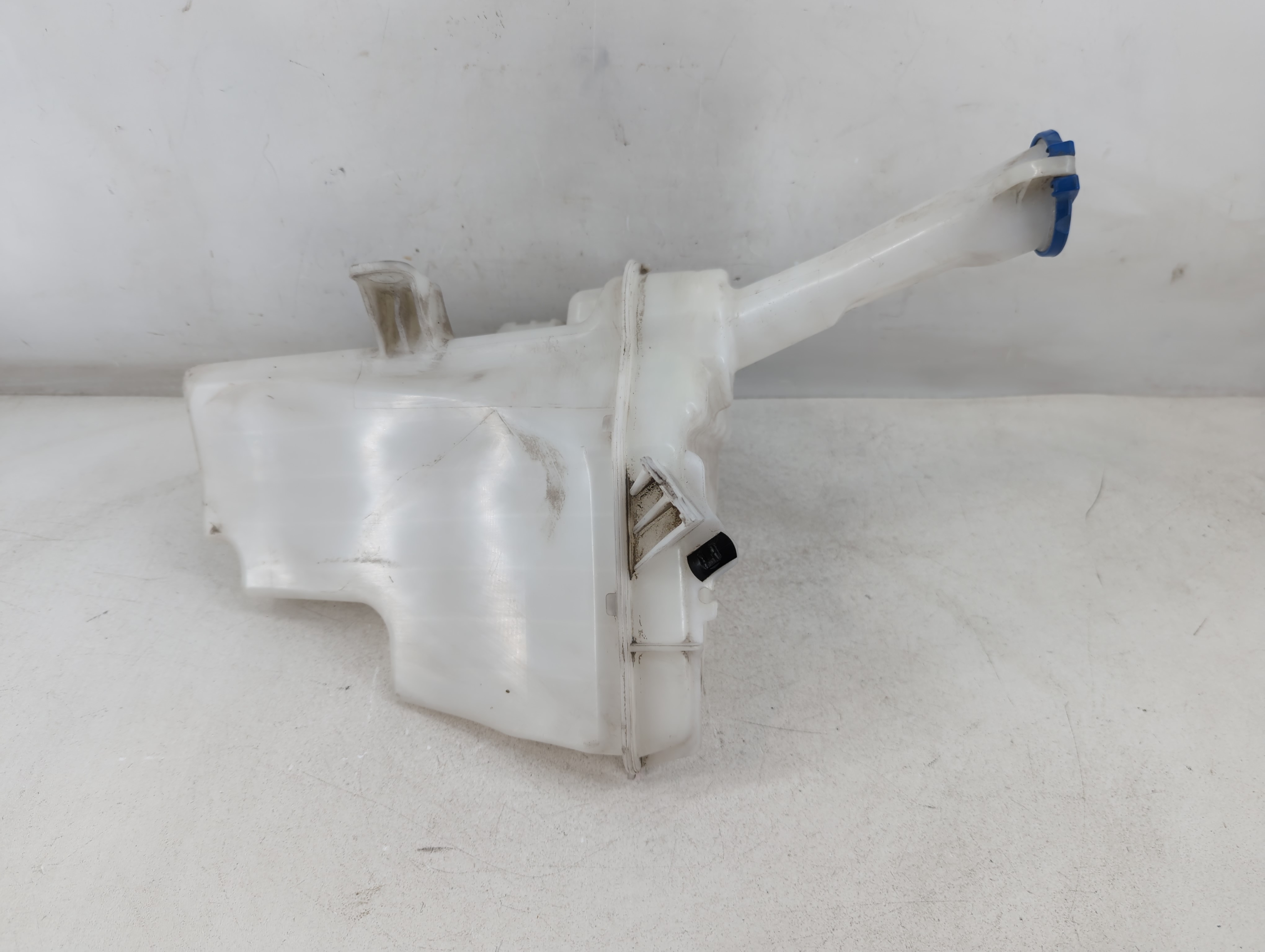 2011-2013 Hyundai Elantra Windshield Washer Fluid Reservoir Bottle Oem 1050885 - Oemusedautoparts1.com